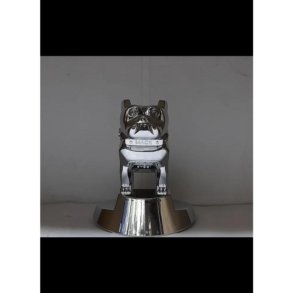 مجسمه سگ روی کاپوت کامیون ماک اصلی