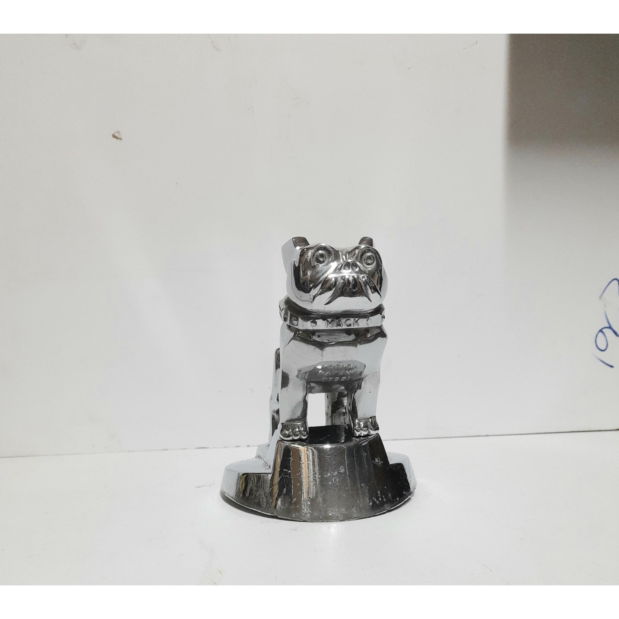 مجسمه سگ اصلی روی کاپوت ماک