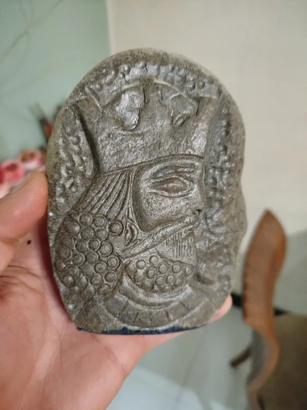 چهره باستانی سنگی