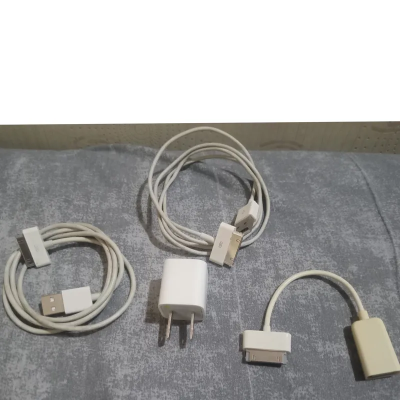 2عددکابل،شارژر اصلی،1عدد OTG،جعبه،دفترچه آیفون4S