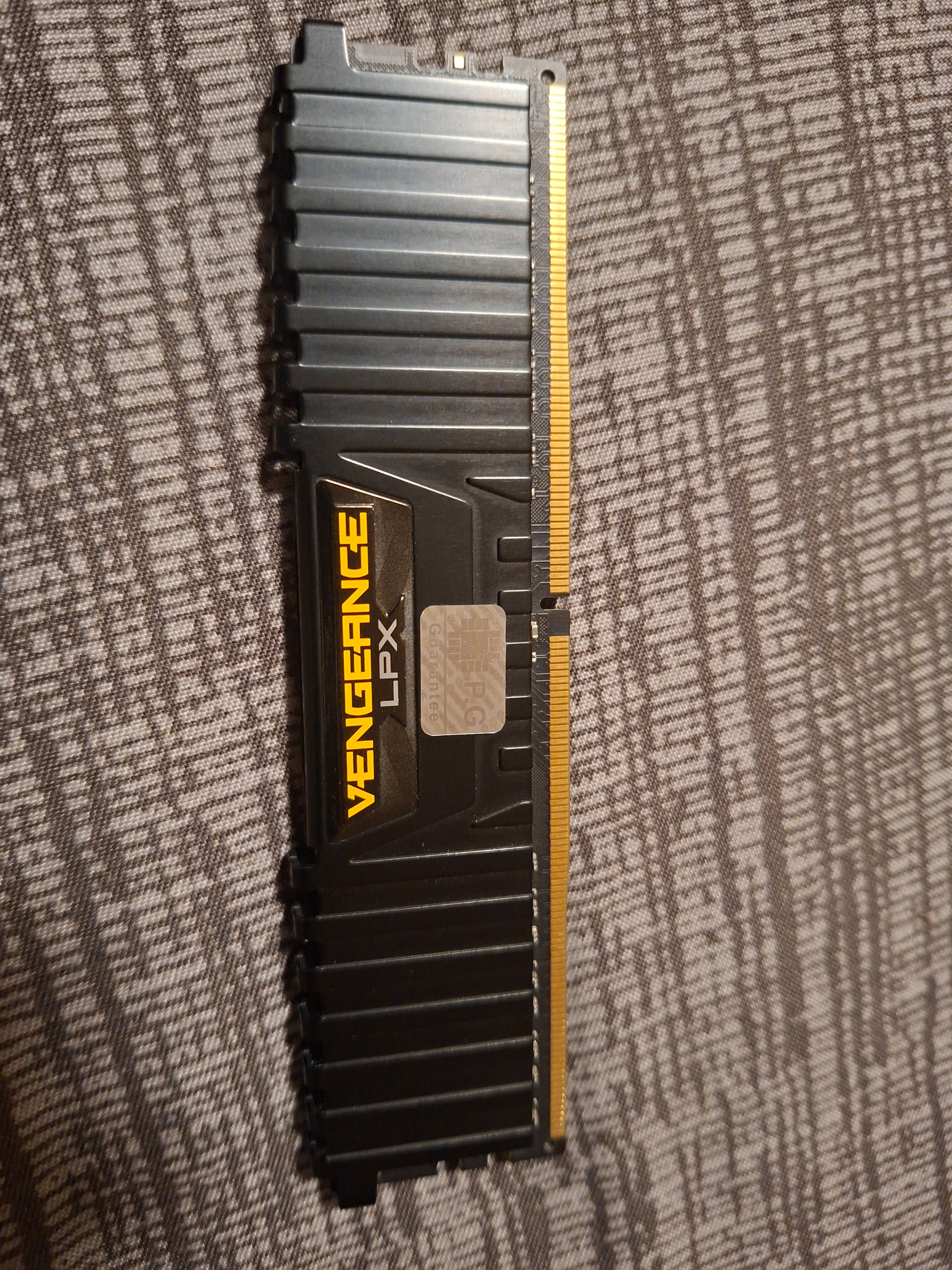 رم 8گیگ  corsair vengeance (2400)