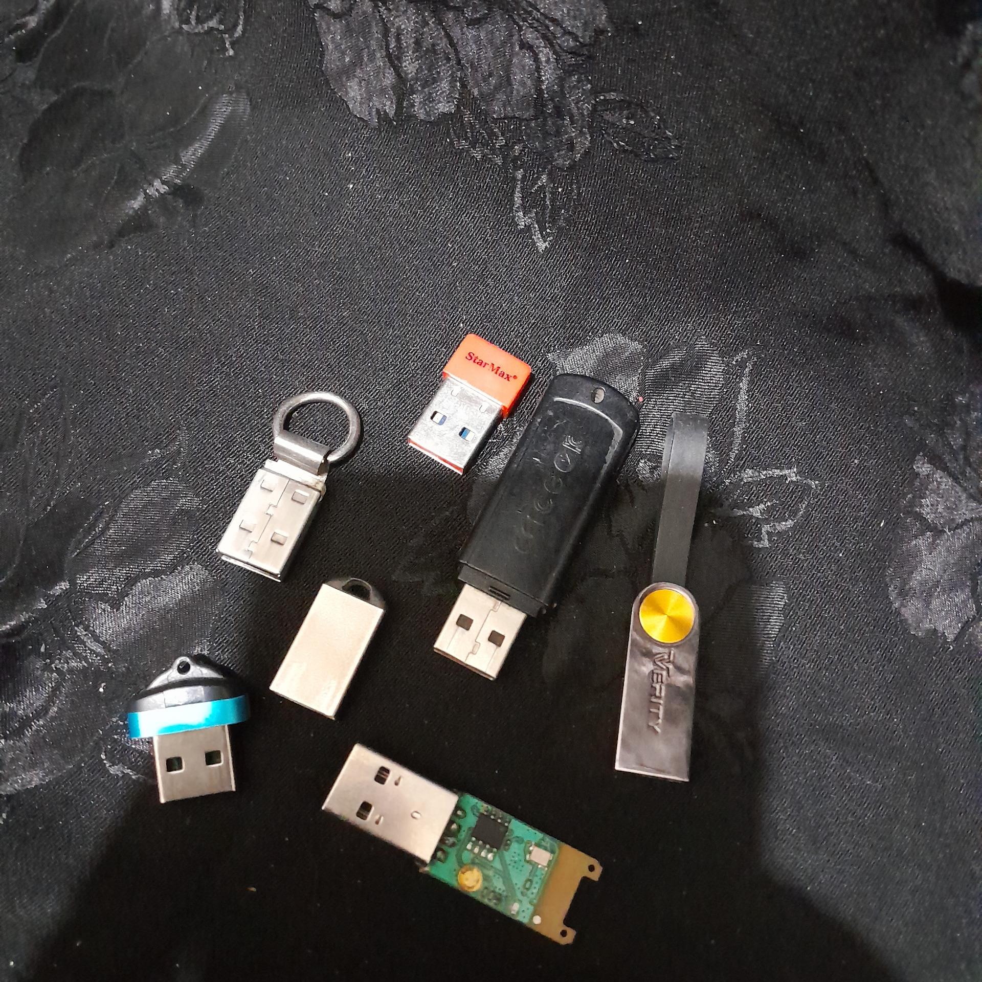 هشت عدد فلاش ومموری