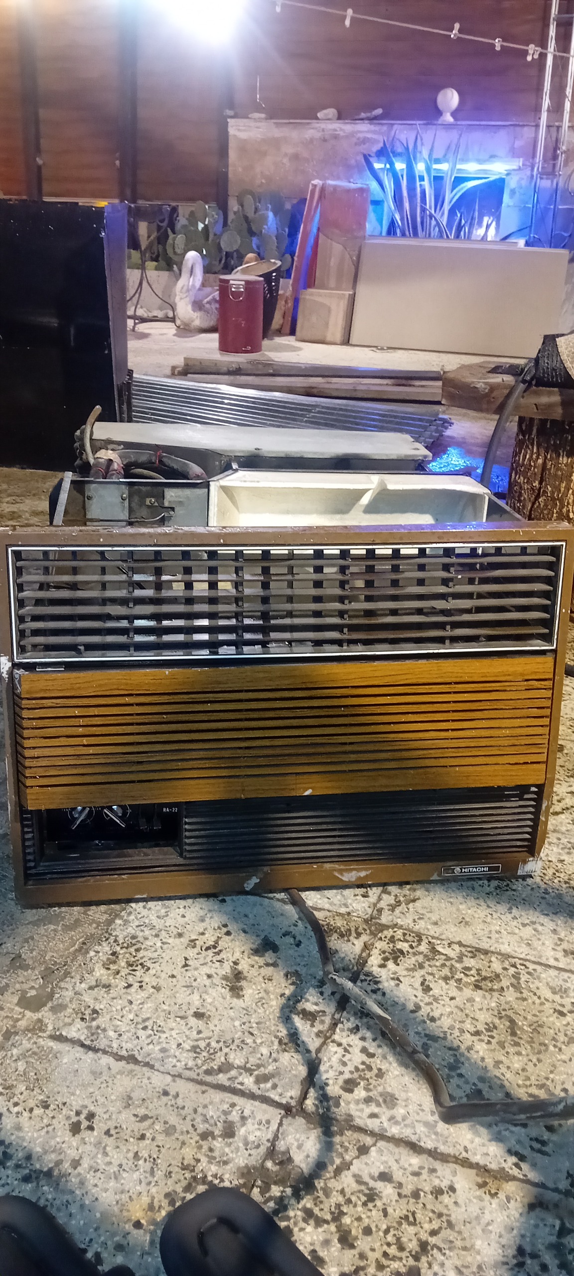 کولر گازی پشت پنجره ای