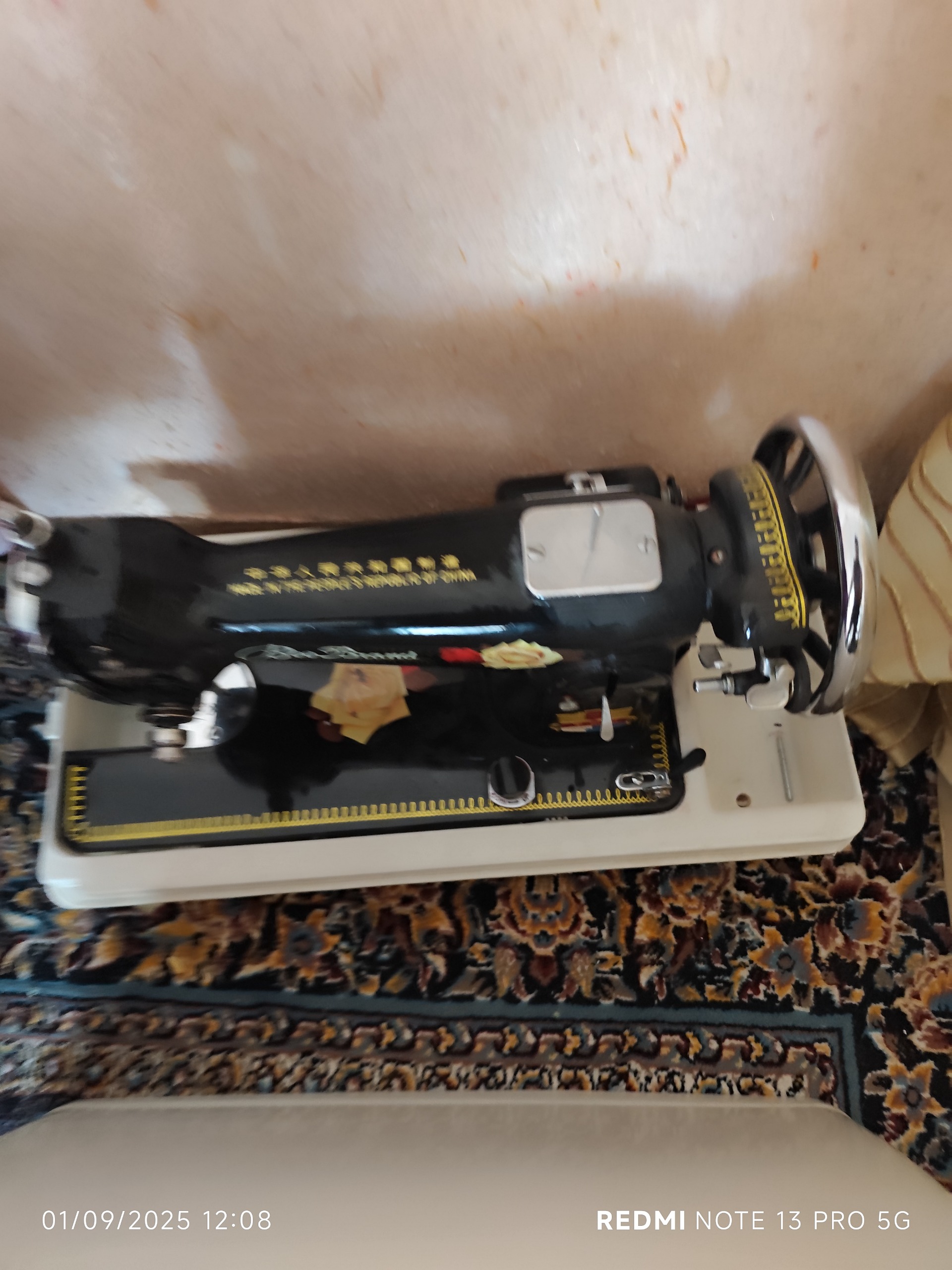 چرخ خیاطی سالم وتمیز
