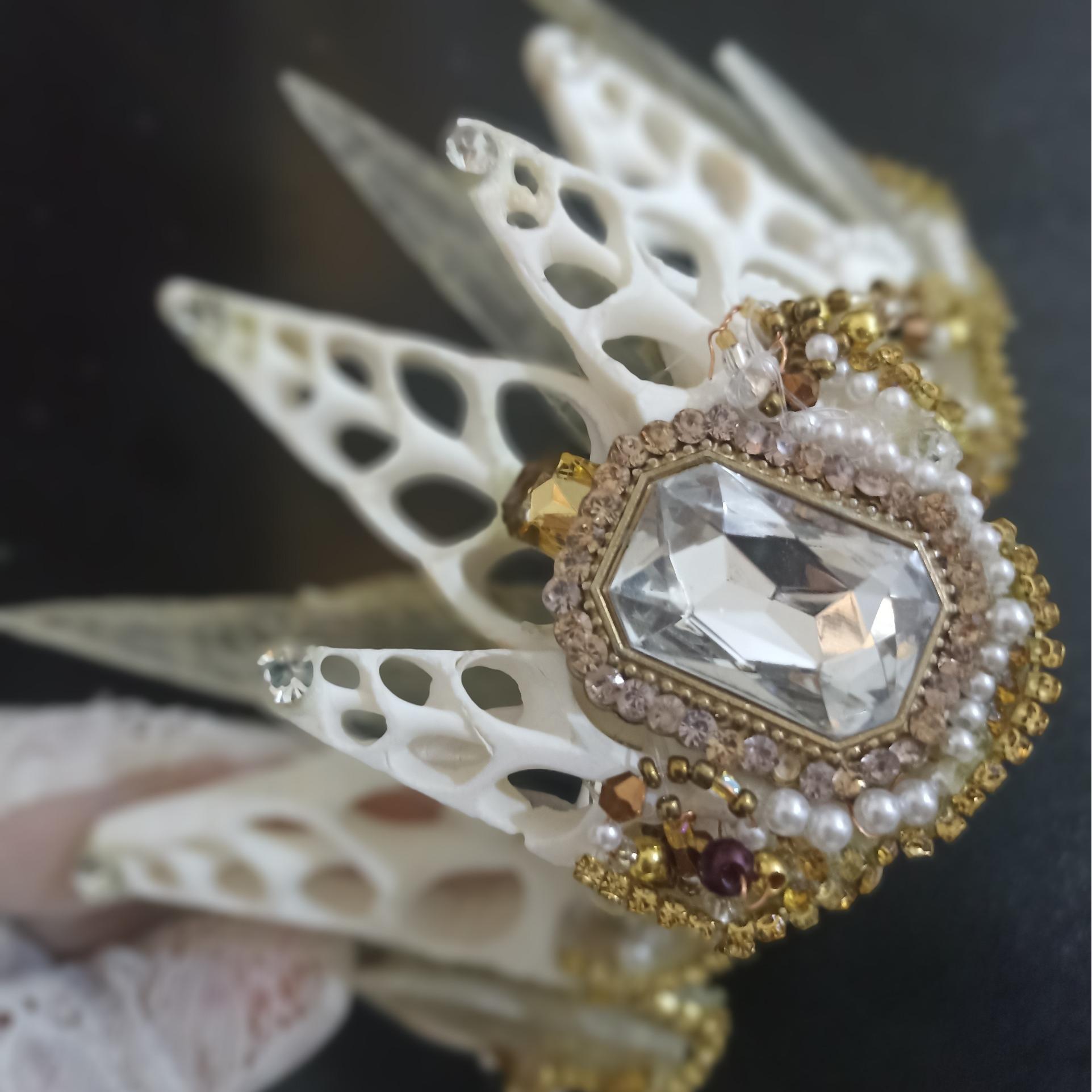 تاج صدف و سنگ کوارتز