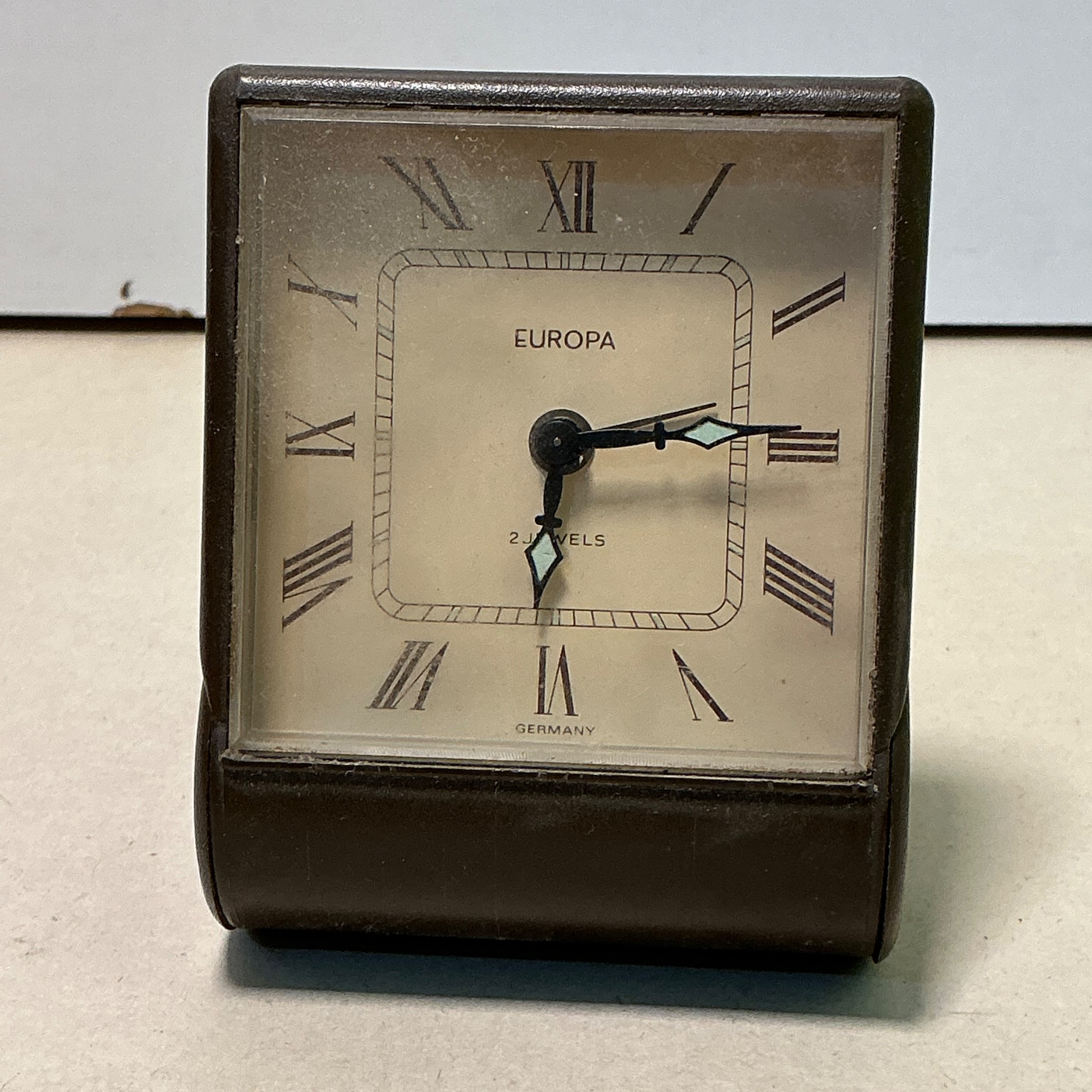 ساعت مسافرتی آلمانی کوکی توضیحات دارد