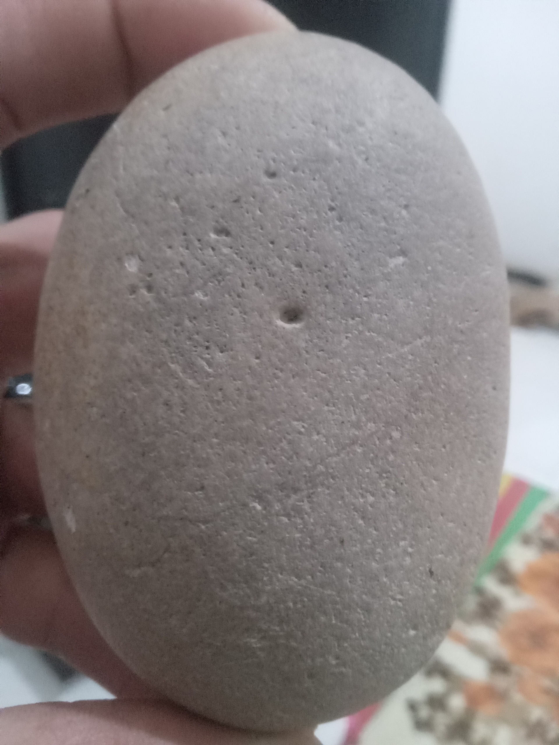 سنگ تخم مرغی عجیب