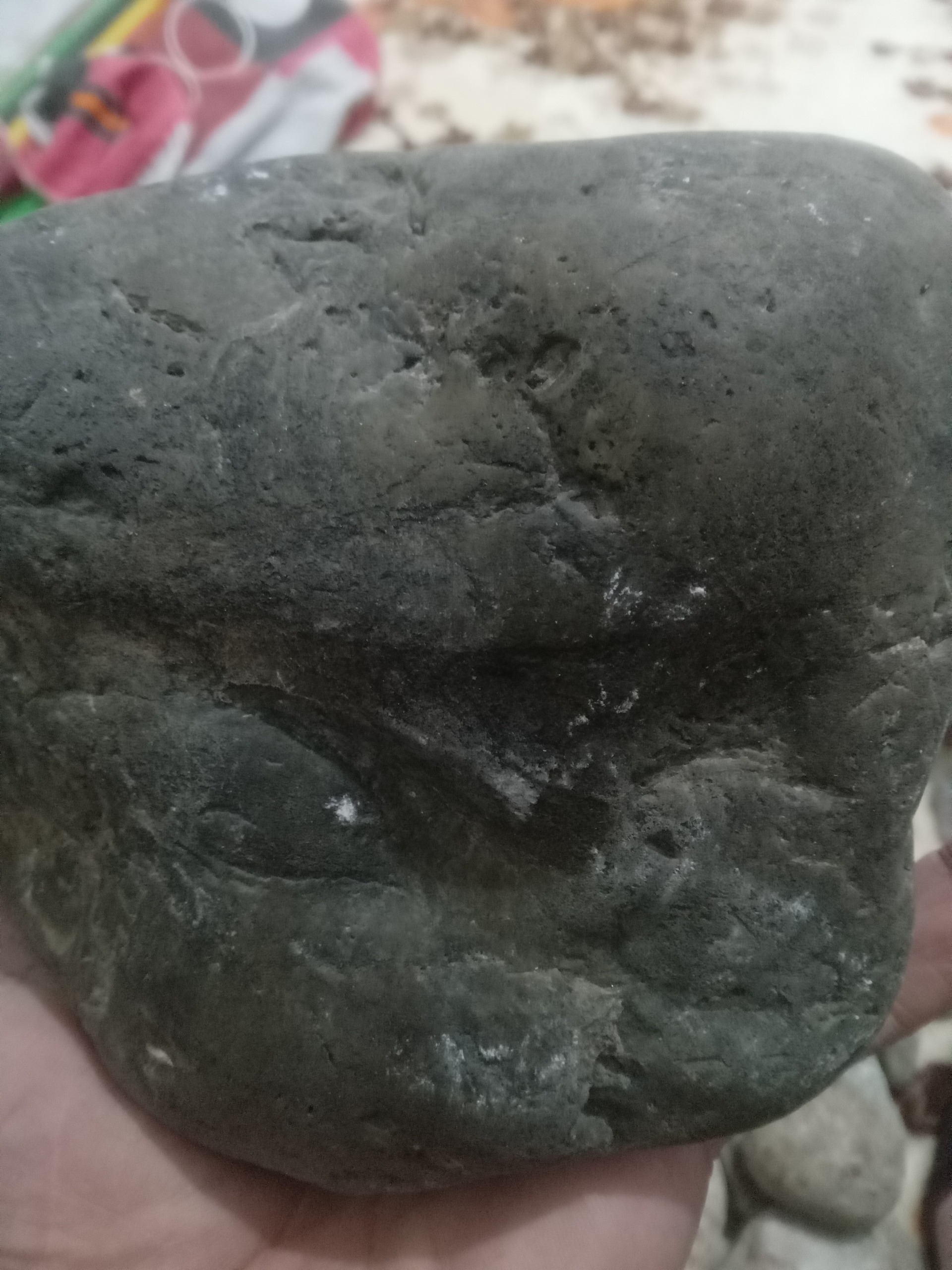 شهاب سنگ کربنی یشمی رنگ