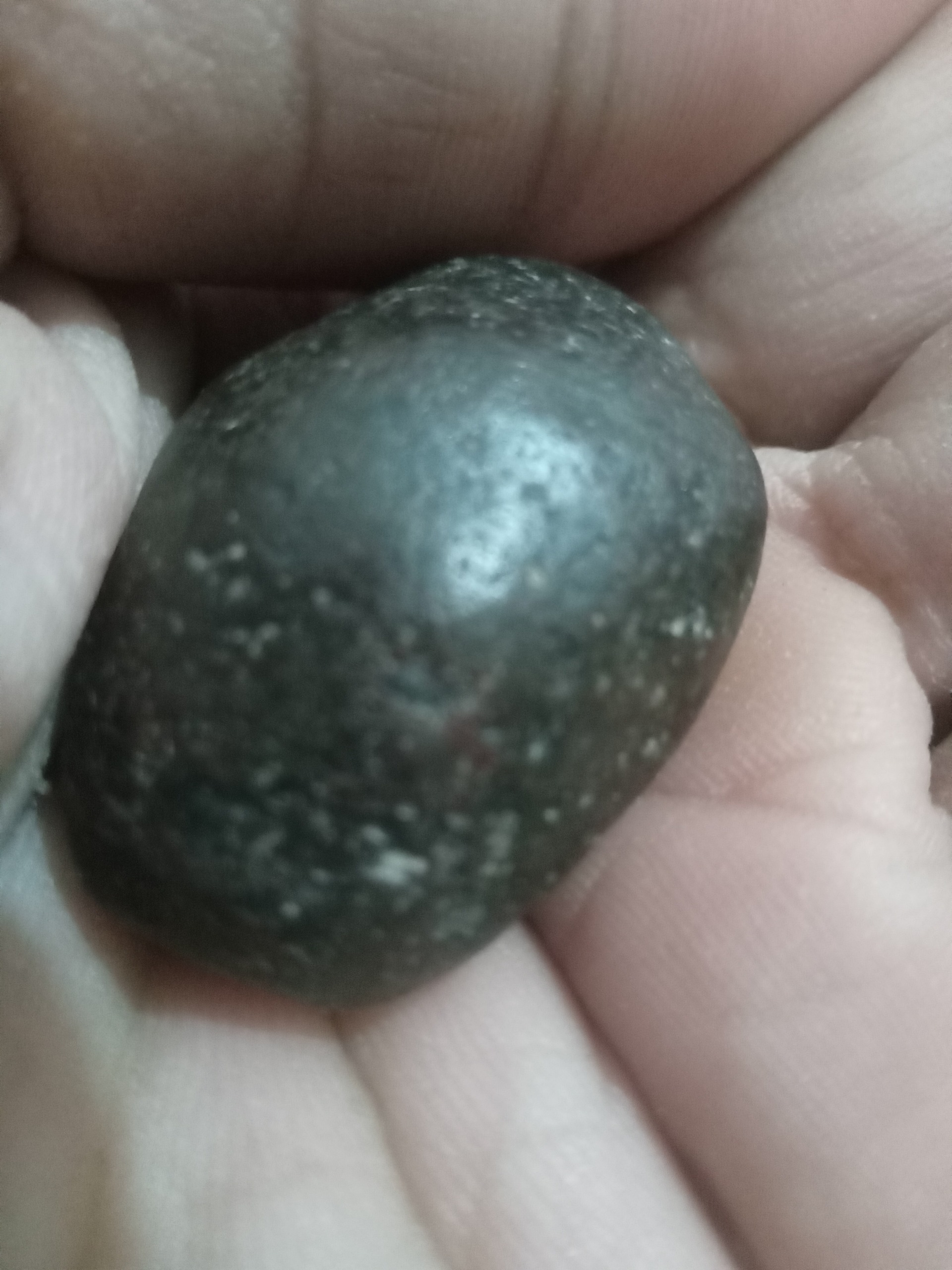 شهاب سنگ سیاه و خونی رنگ