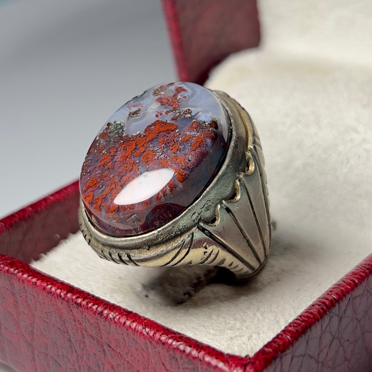 انگشتر جذاب نگین درشت شجرگل اناری زمینه سلیمانی