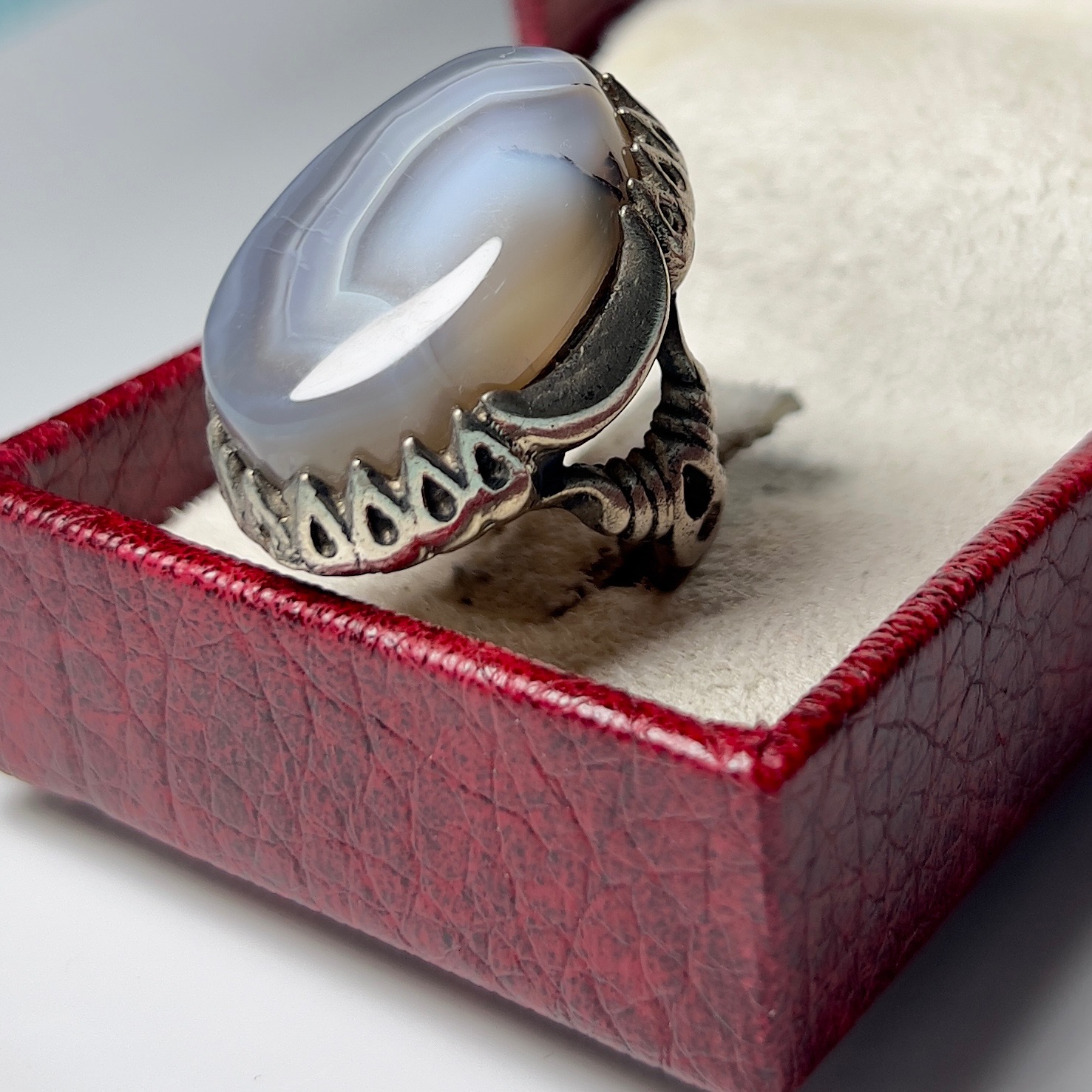 انگشتر لوکس نگین درشت عقیق سلیمانی موجدار