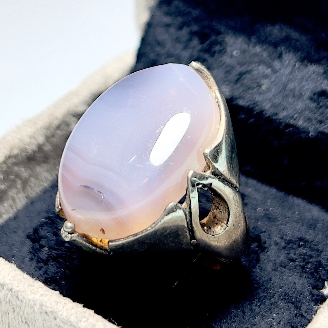 انگشتر عقیق درشت زمینه سوسنی بسیار زیبا