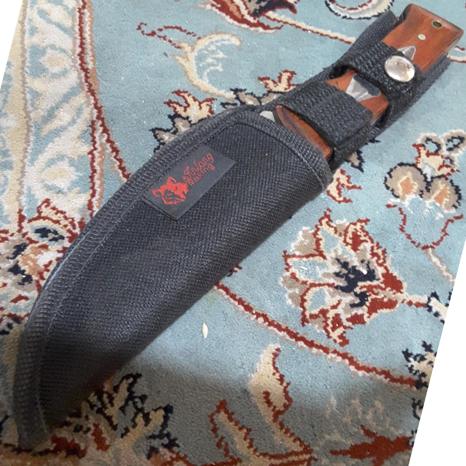 چاقو قدیمی با غلاف