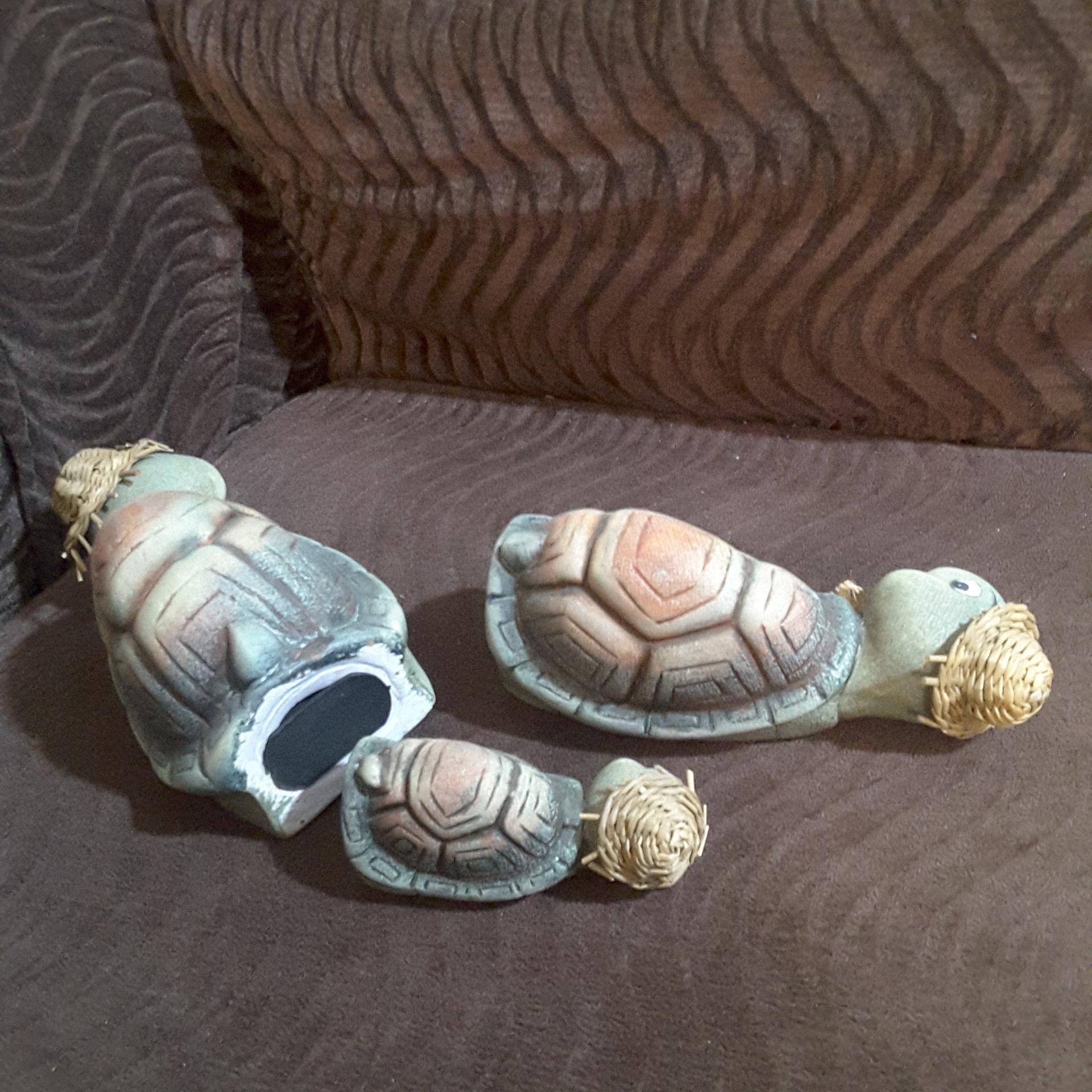 مجسمه لاک پشت پدر و مادر و پسر