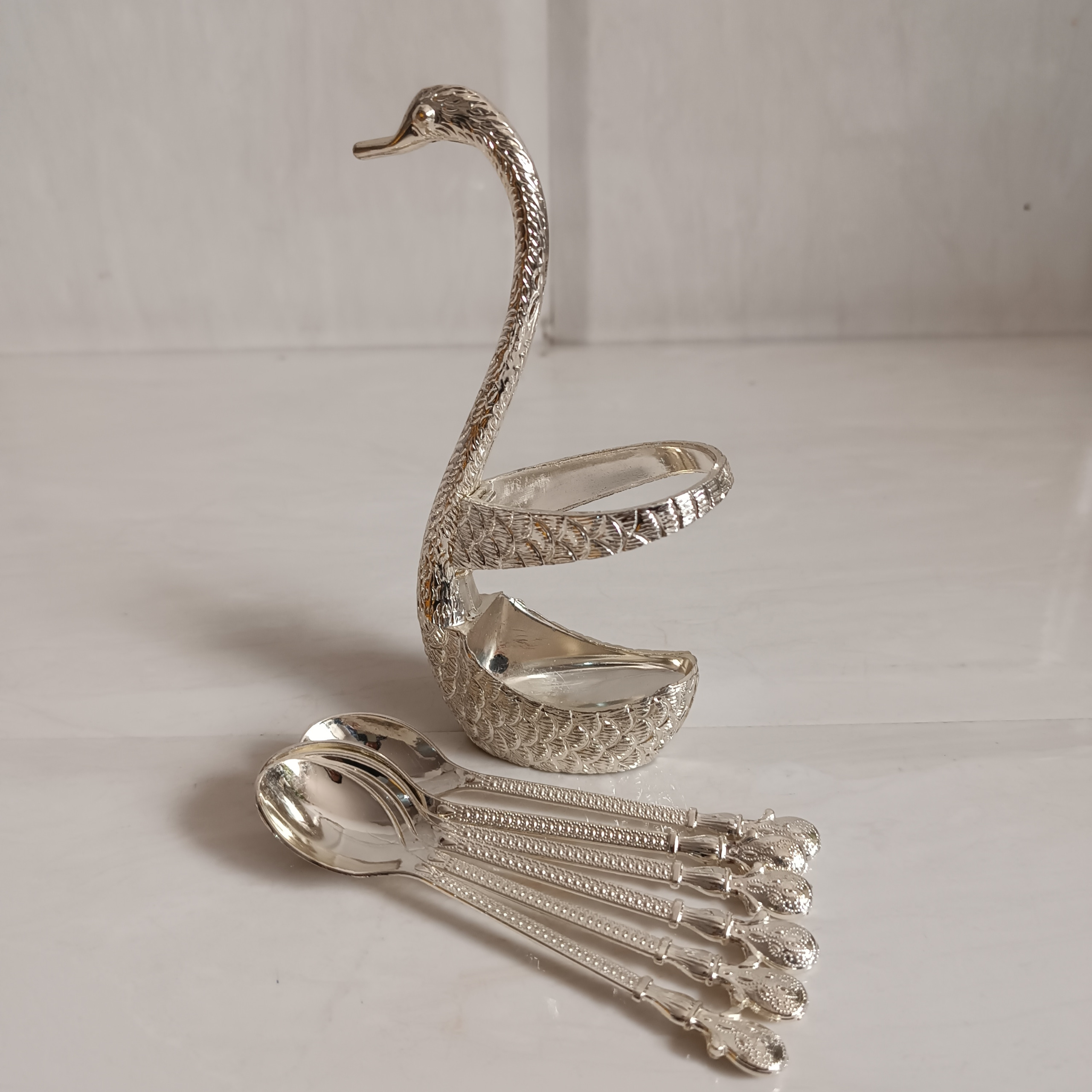 جا قاشقی قو همراه با قاشق کمی زدگی دارد