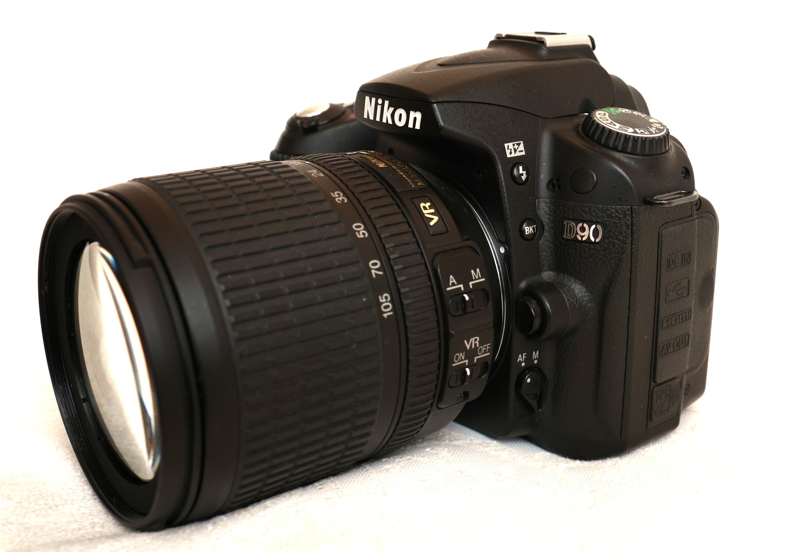 Nikon D90 با لنز 18105 VR، فیلتر، باتری اضافه