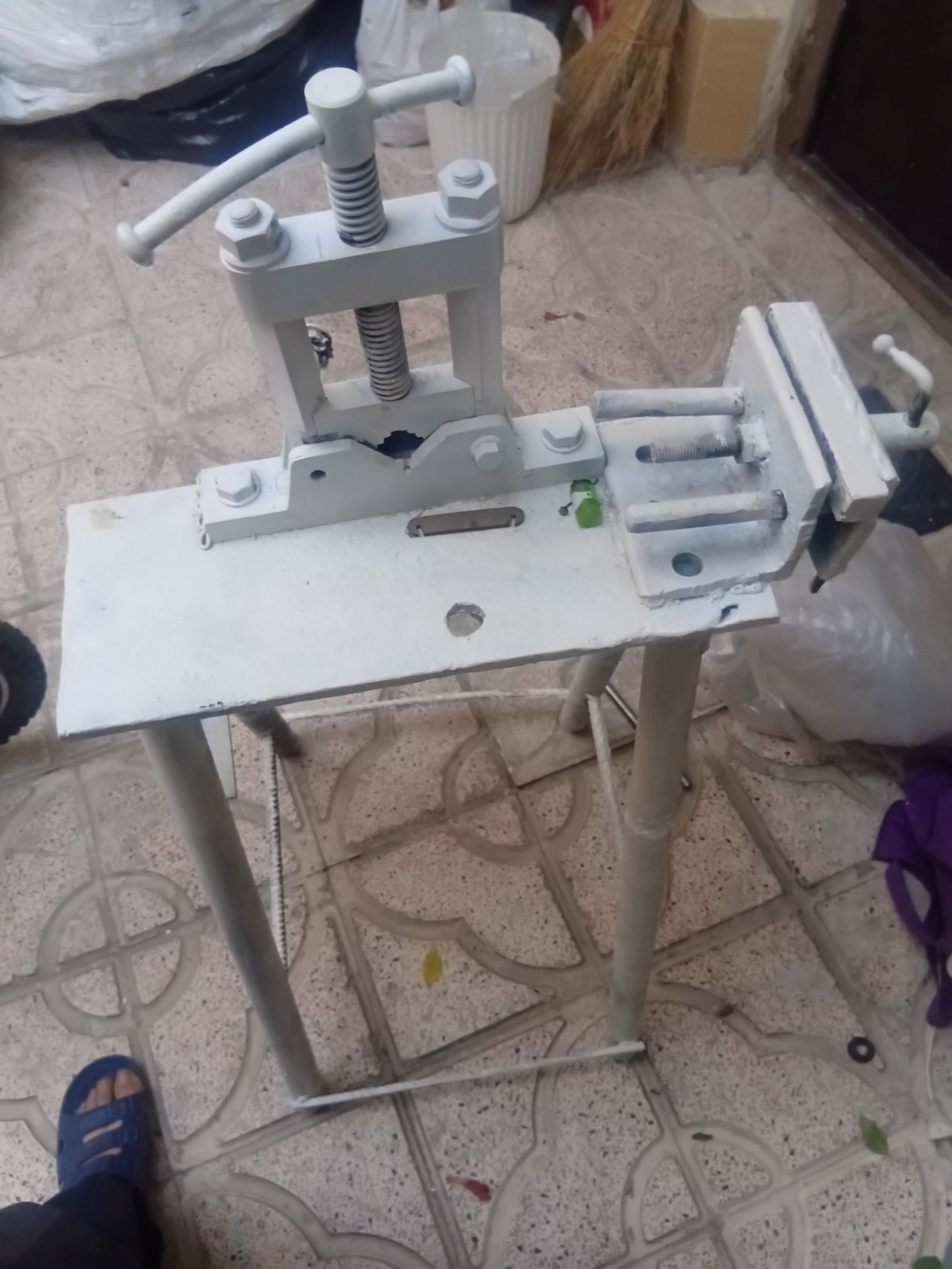 گیره لوله کشی با چهارپایه