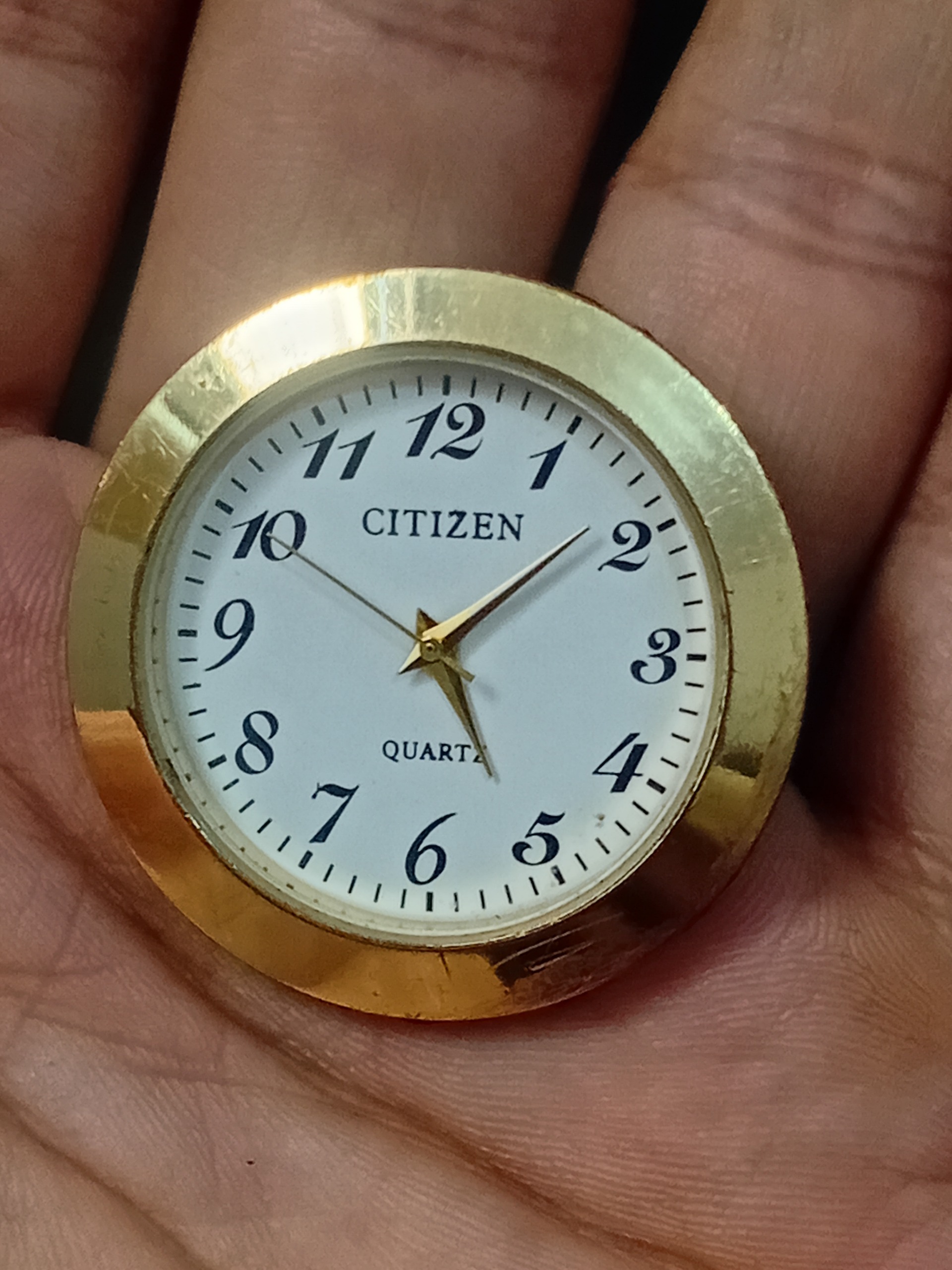 ساعت بدون بند و زنجیر