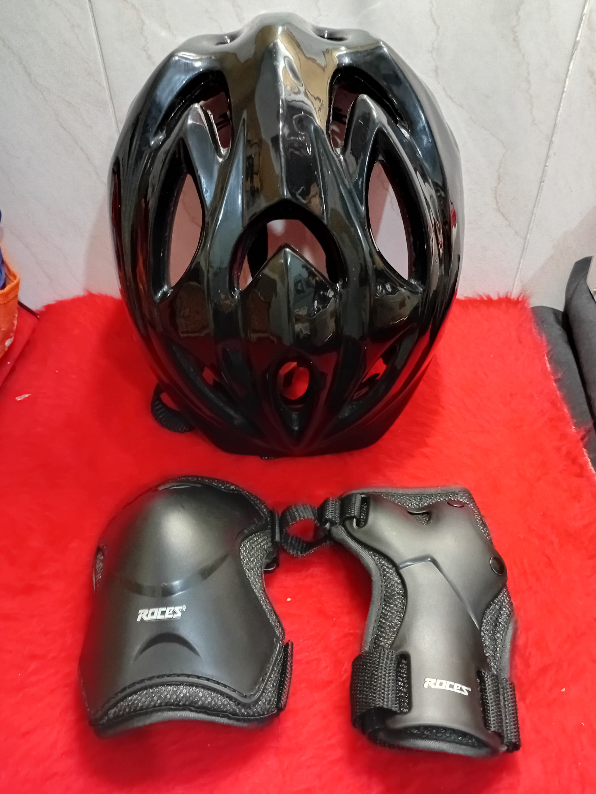 کلاه کاسکت دوچرخه با محافظ کف دست و زانو