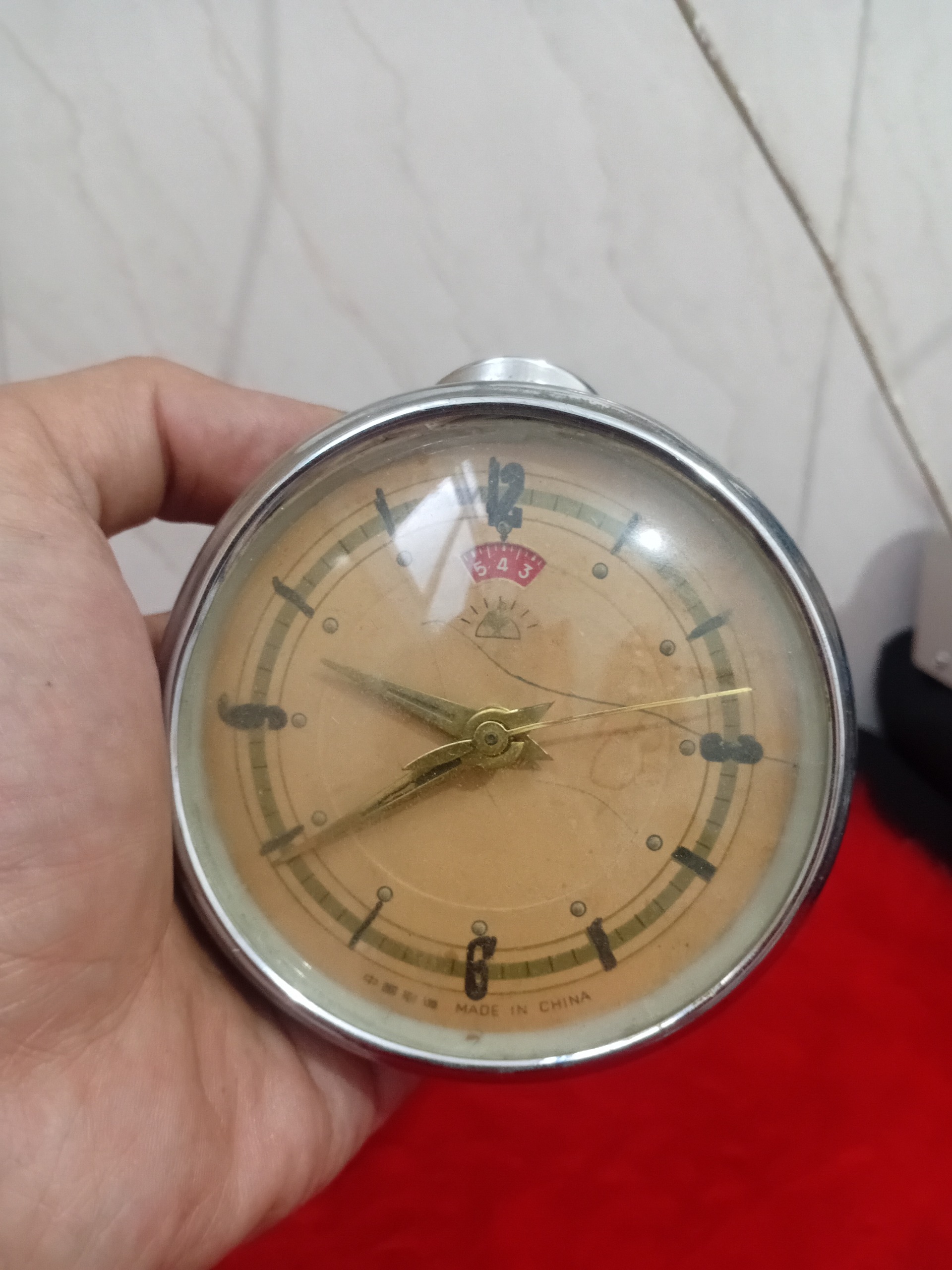 ساعت رومیزی درحال کار