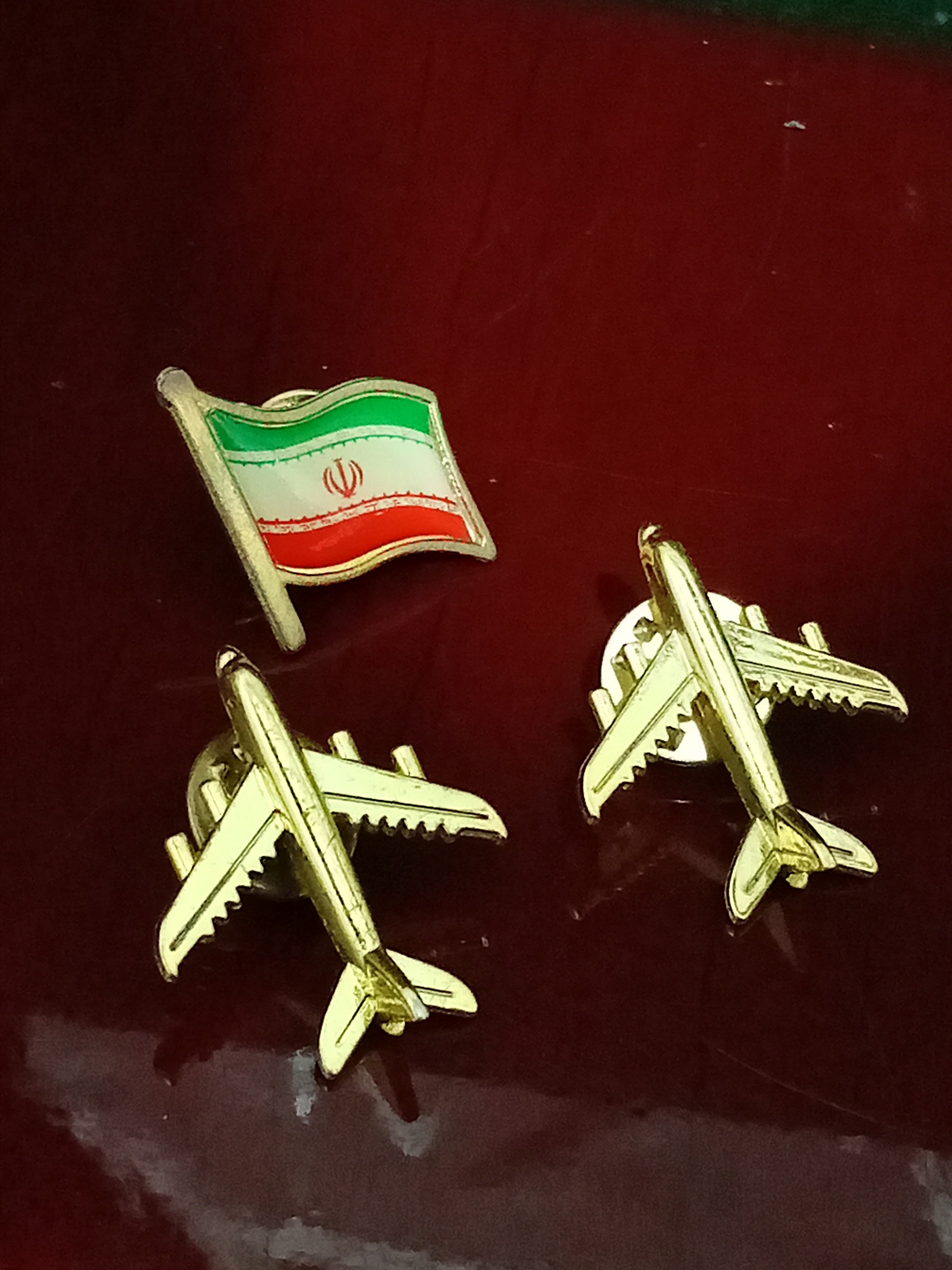 سه عددسنجاق سینه طرح هواپیما و پرچم ایران