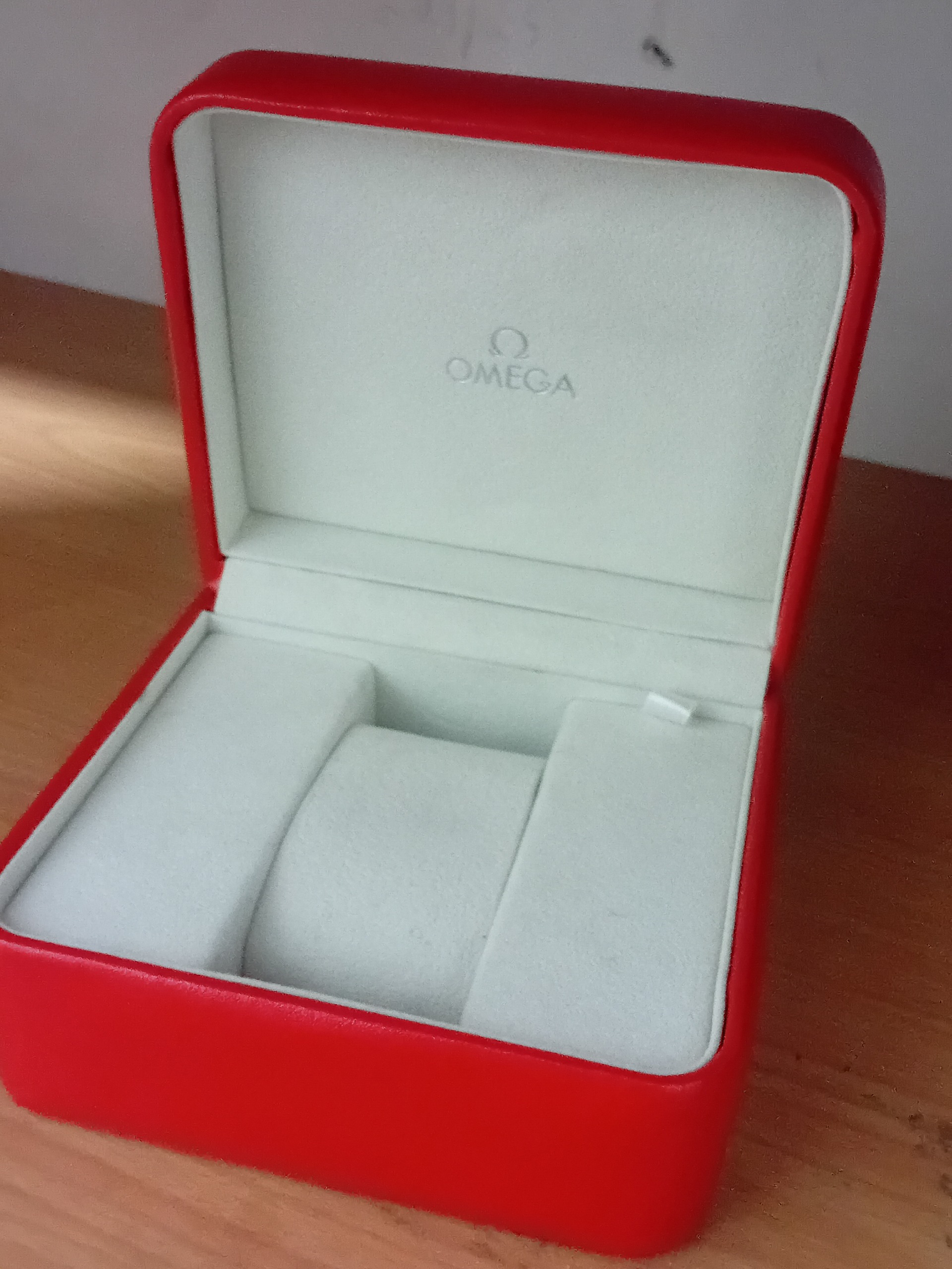 جعبه اصلی ساعت امگا