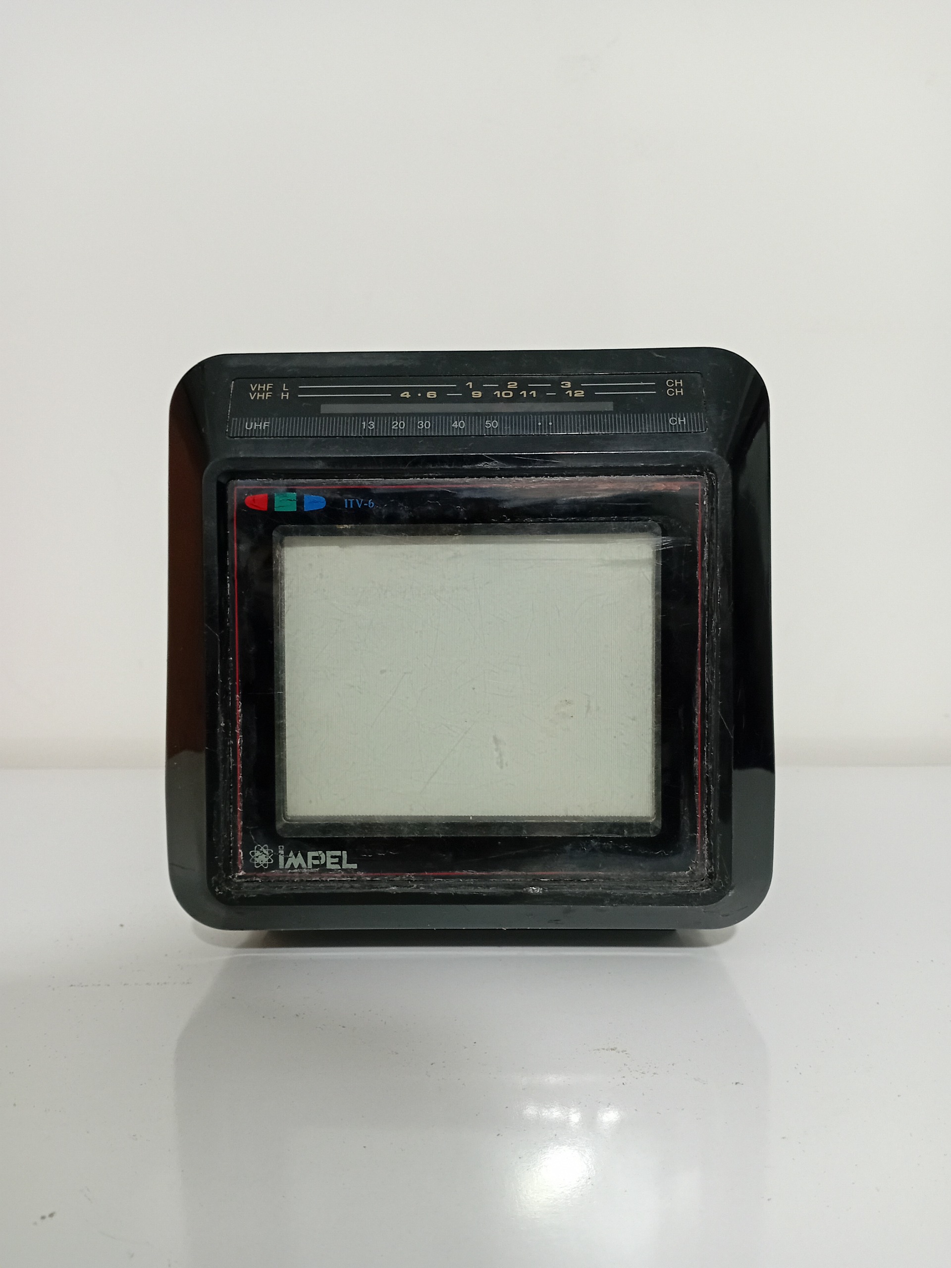 تلویزیون کوچک و قدیمی