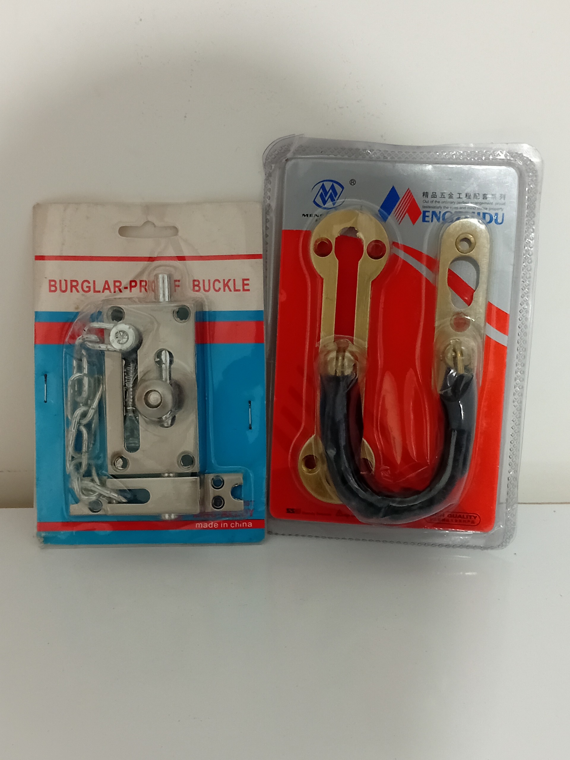 قفل و جفت درب های آپارتمان