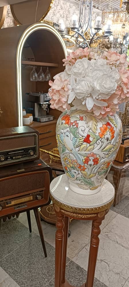 گلدان کنار سالنی نقش برجسته