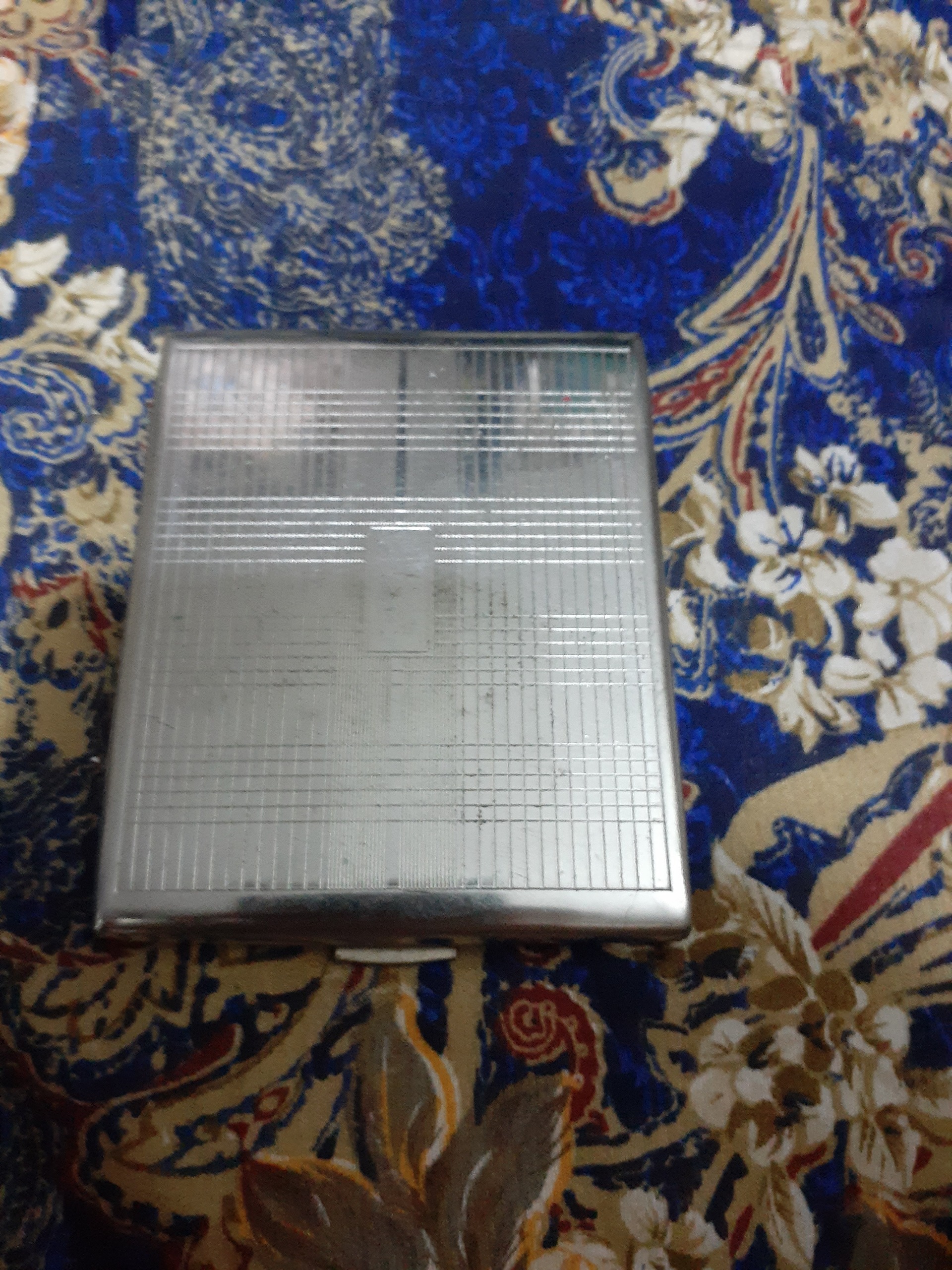 جاسیگاری همراه نقره ای