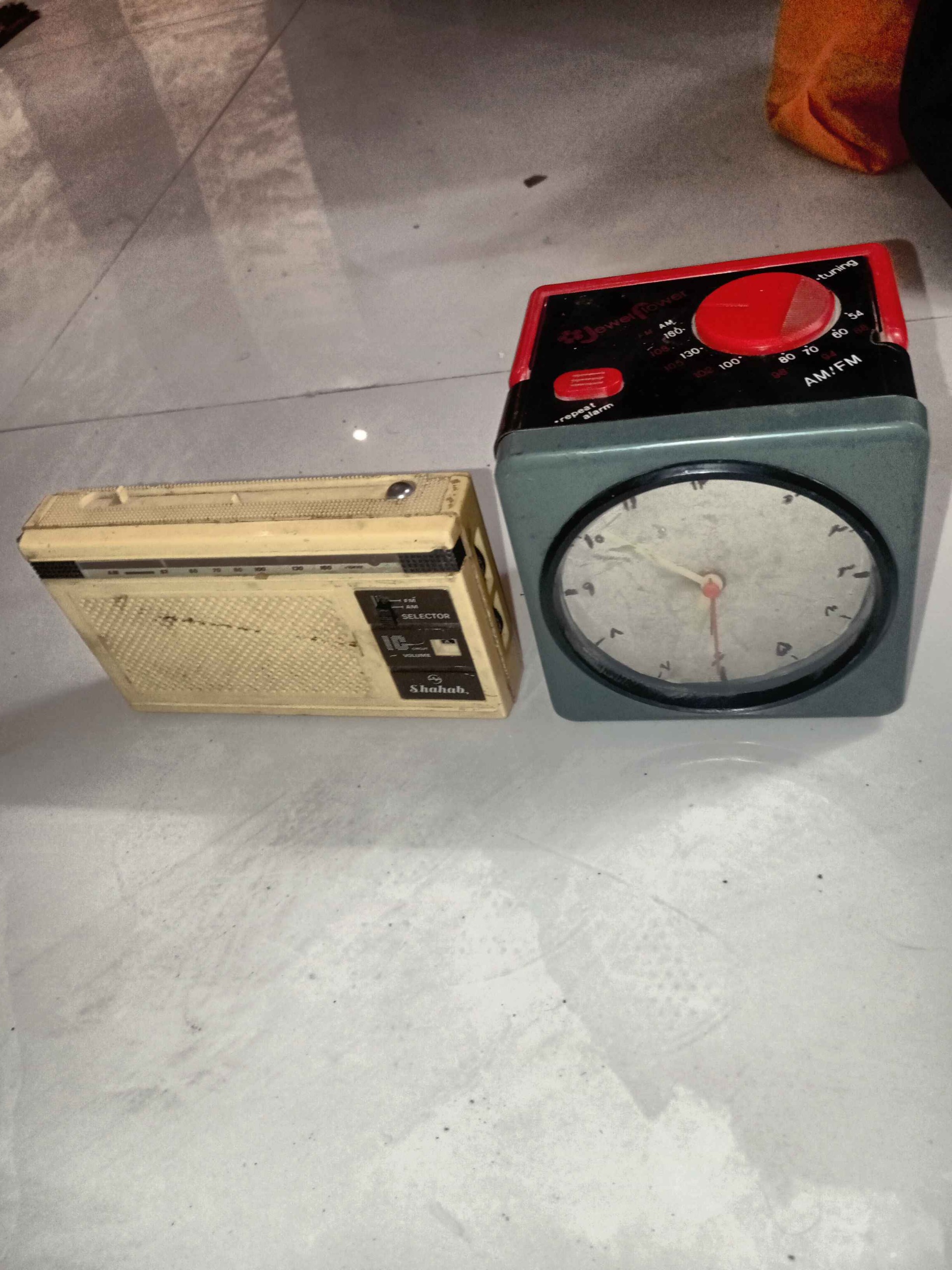 رادیو قدیمی و ساعت رومیزی رادیو دار