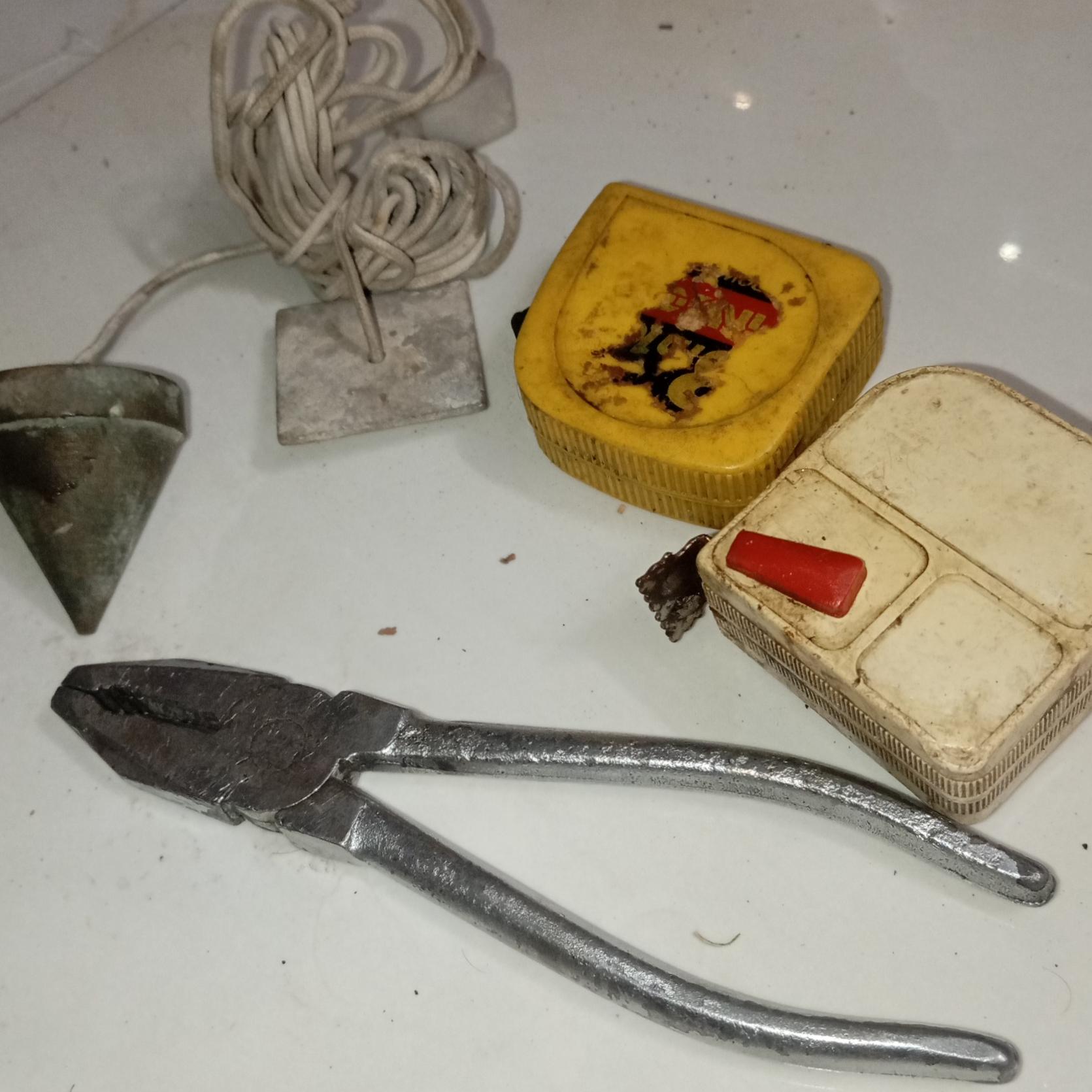 شاقول بناییبرنجی.متر و انبردست احد بوق