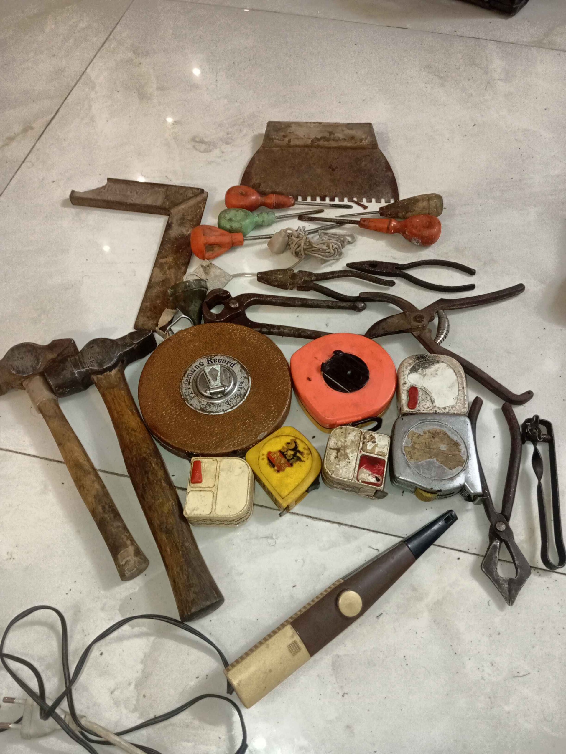 متر . چکش. فندک. پیچگوشتی.و