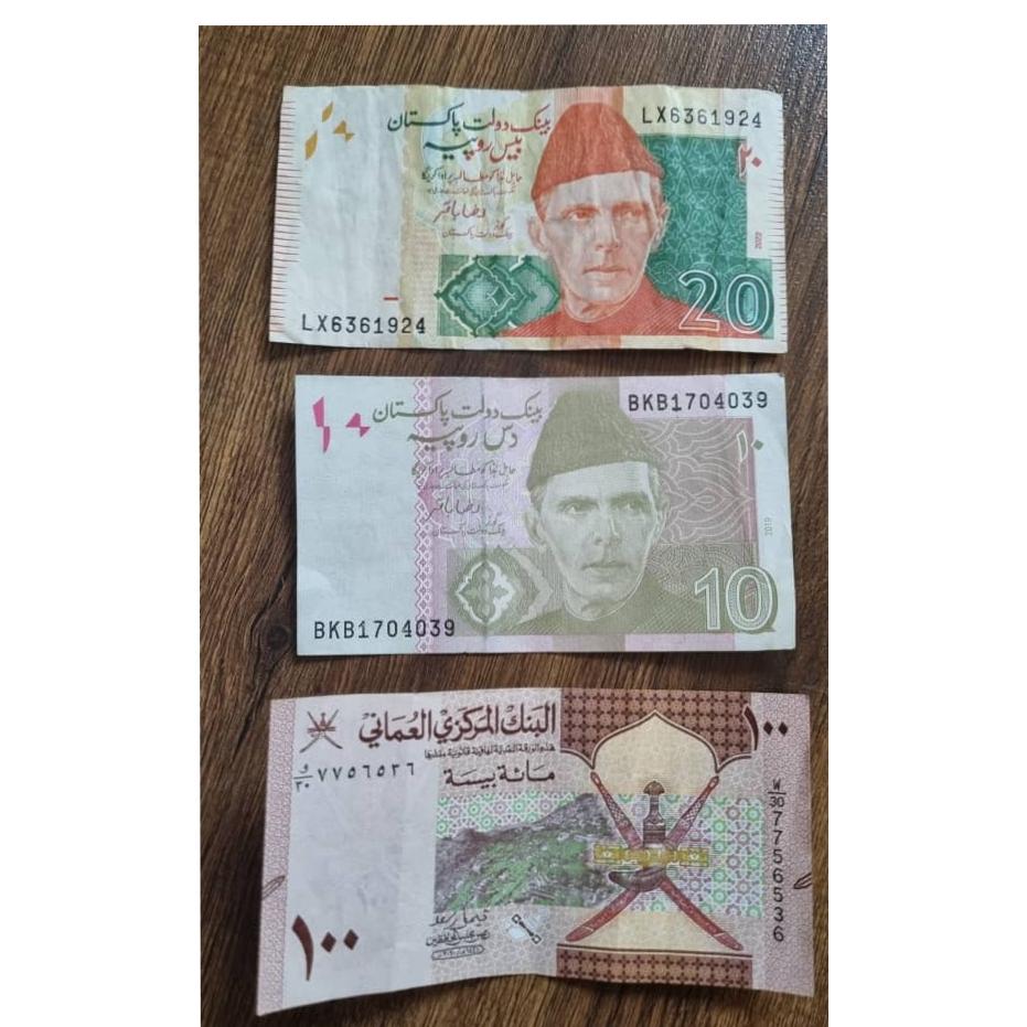 3 اسکناس خارجی(2 تا پاکستان و 100 بیسه عمان)