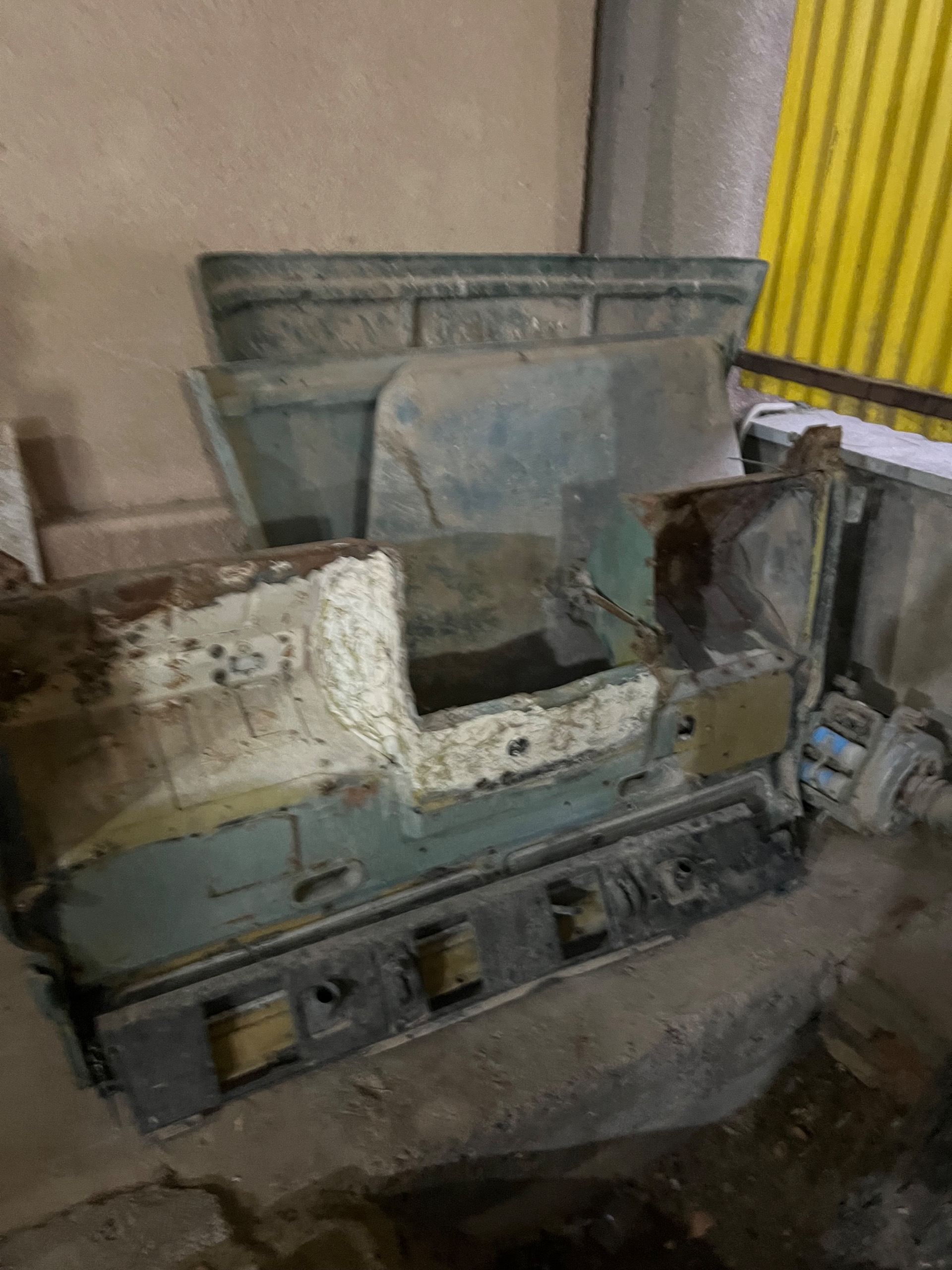 کاپوت لندرور پاژن و سینی پشت موتور