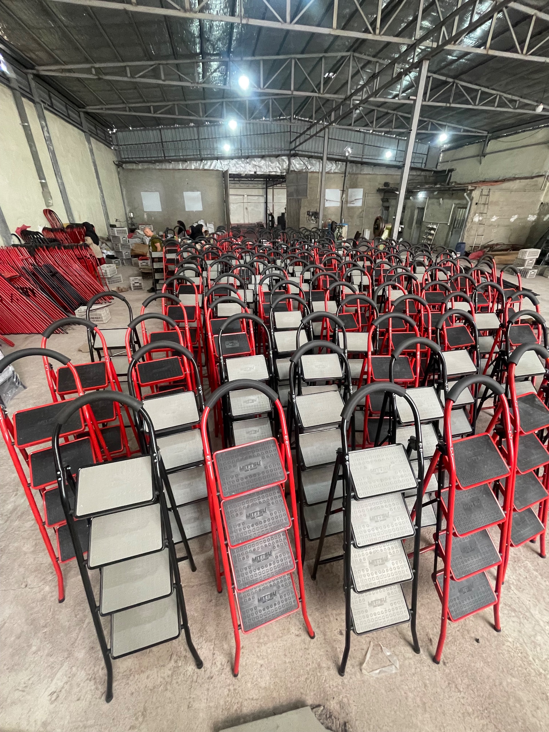 نردبان تاشو فلزی