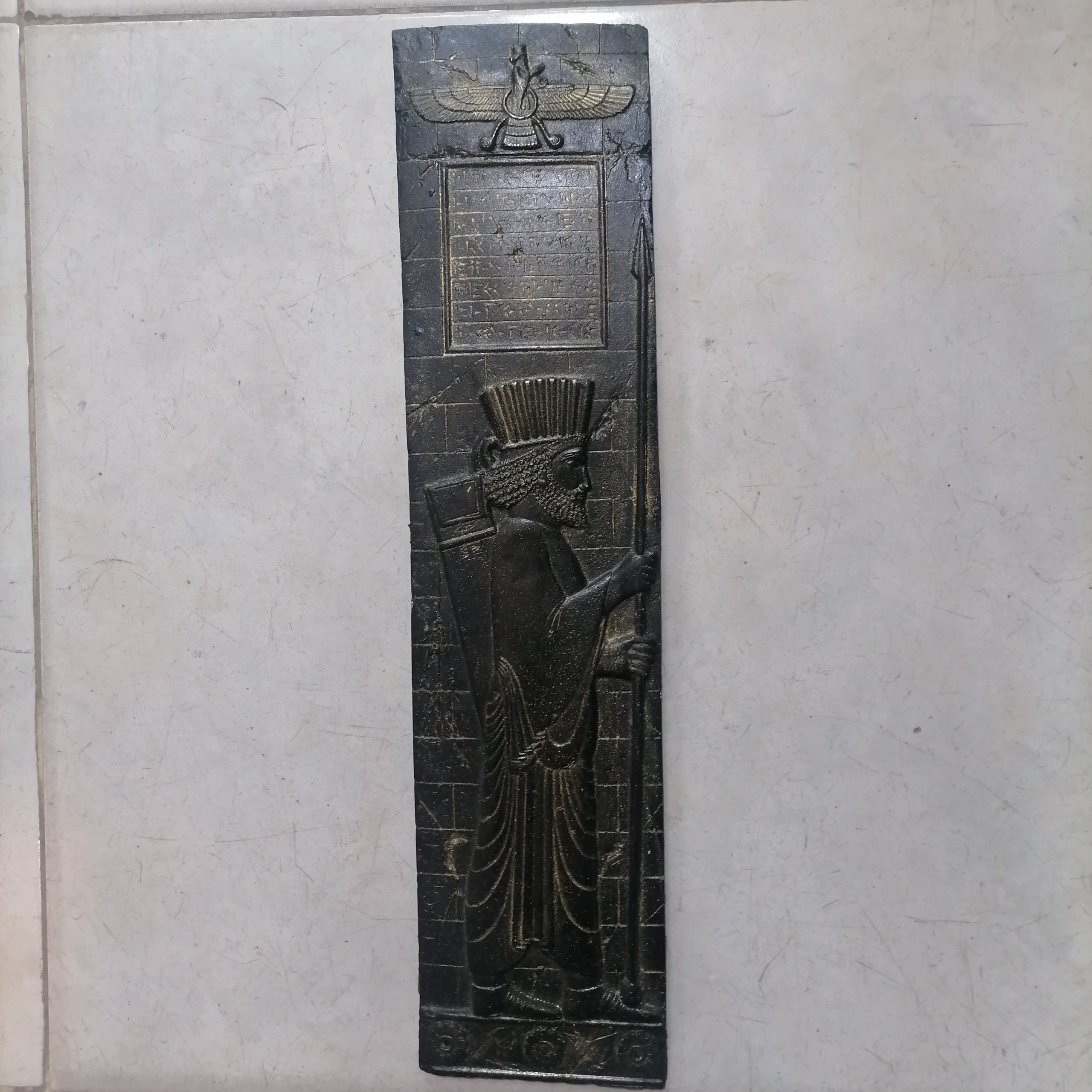 مجسمه دیواری قلاب دار سرباز هخامنشی