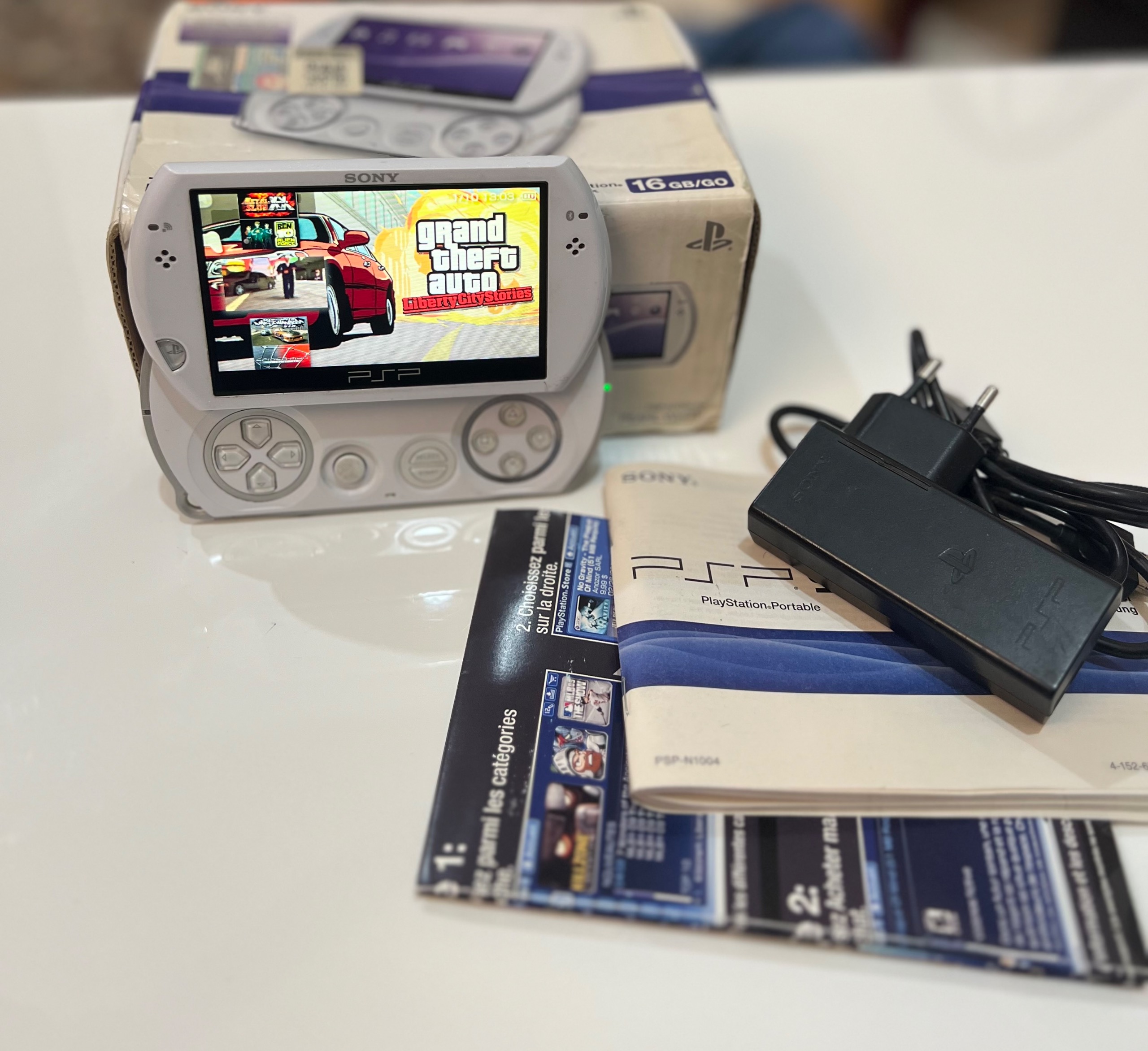 Psp go سفید _ بسیار تمیز کمیاب