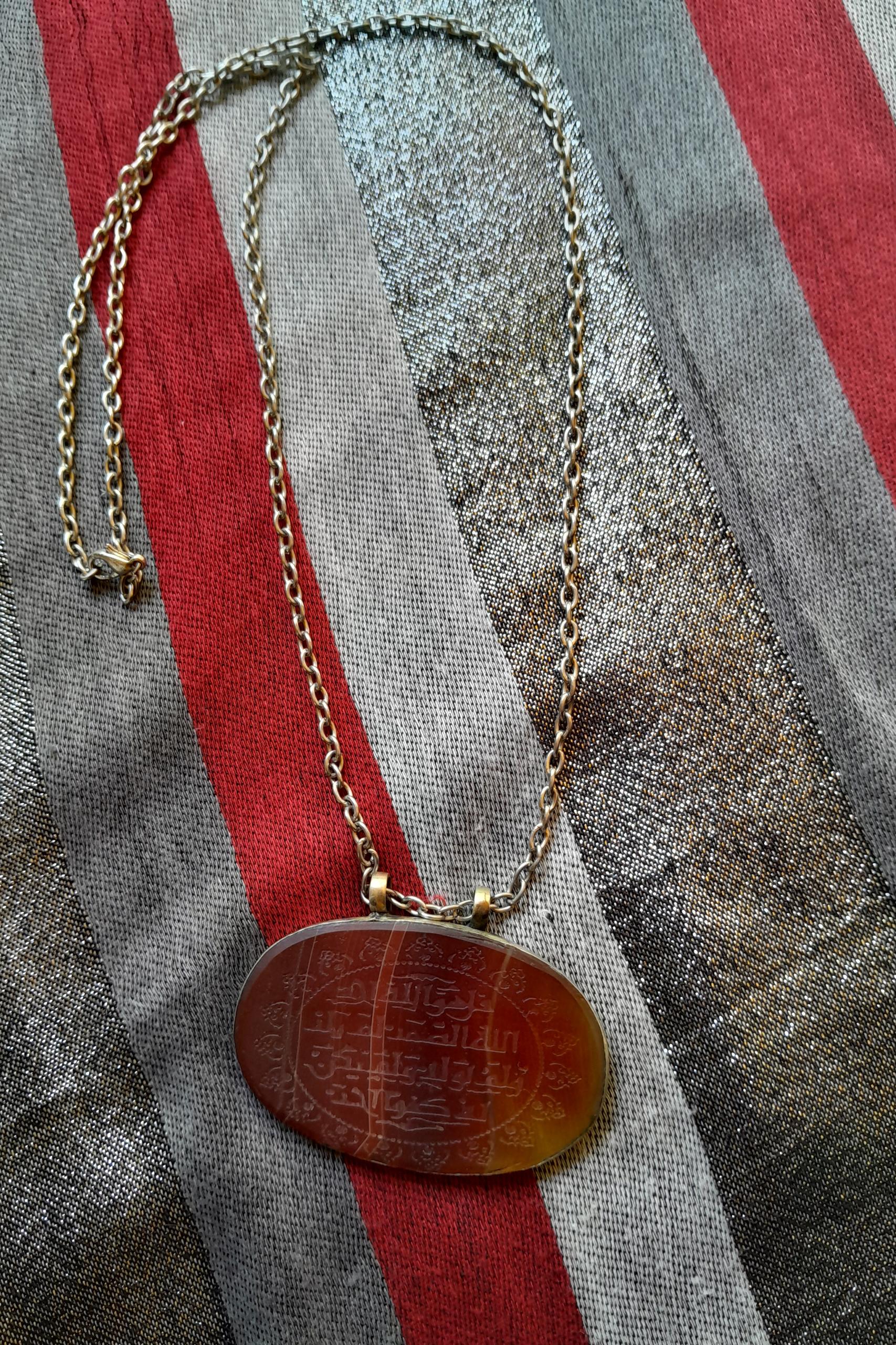 گردنبند طرح عقیق مصنوعی حکاکی شده سوره توحید