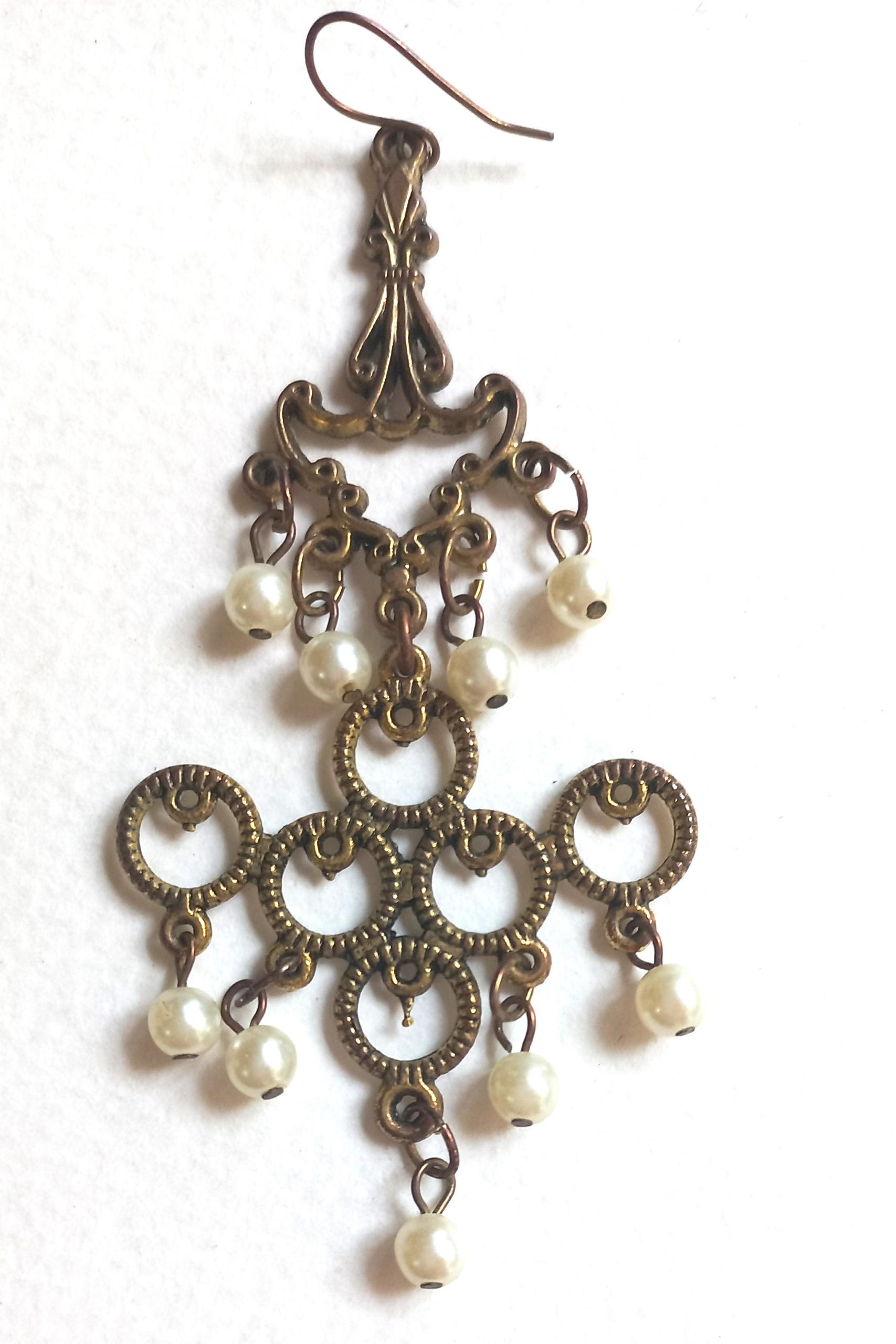 گوشوار آویز با مهره های مروارید ریز طرح آنتیک