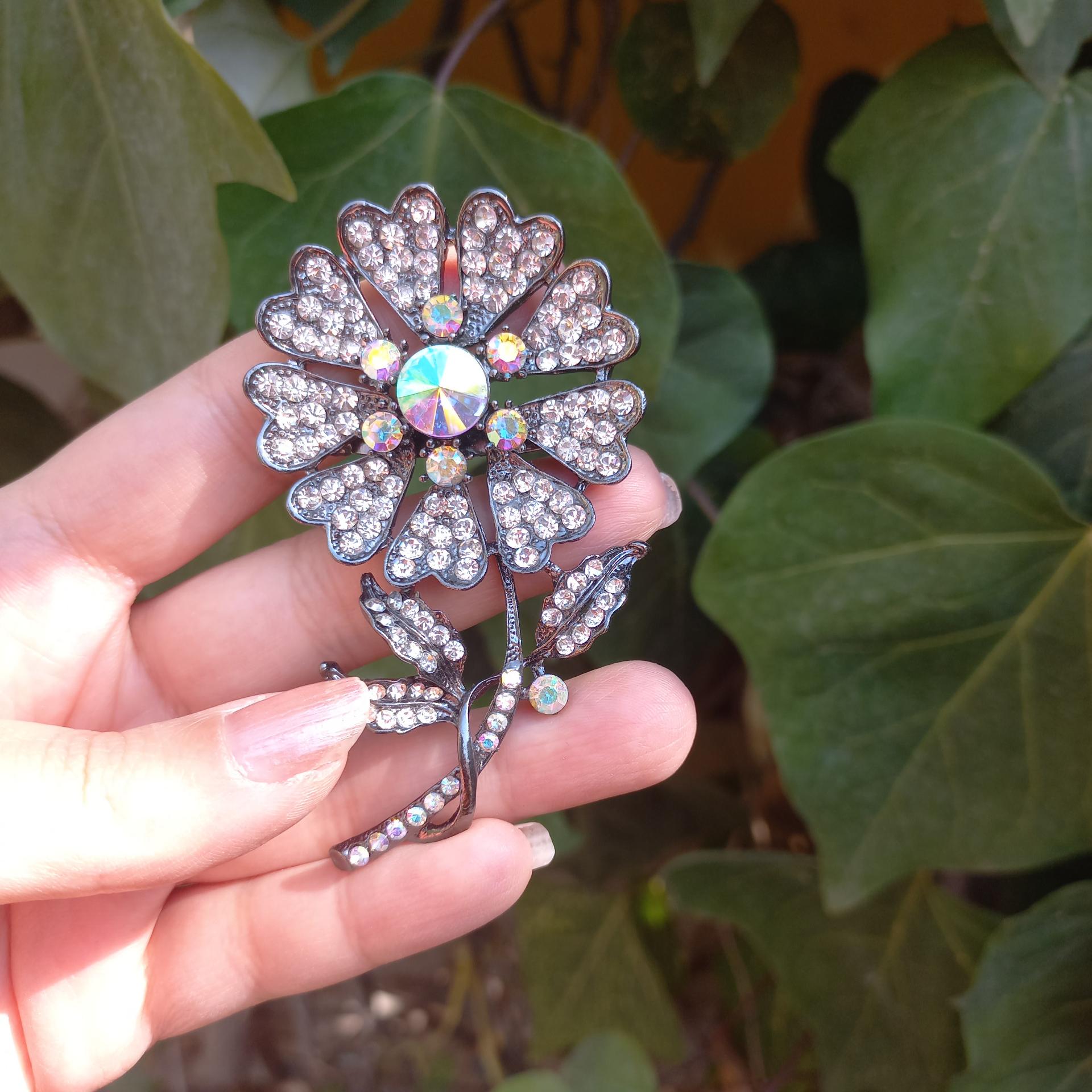 گل سینه طرح شاخه گل نگین دار