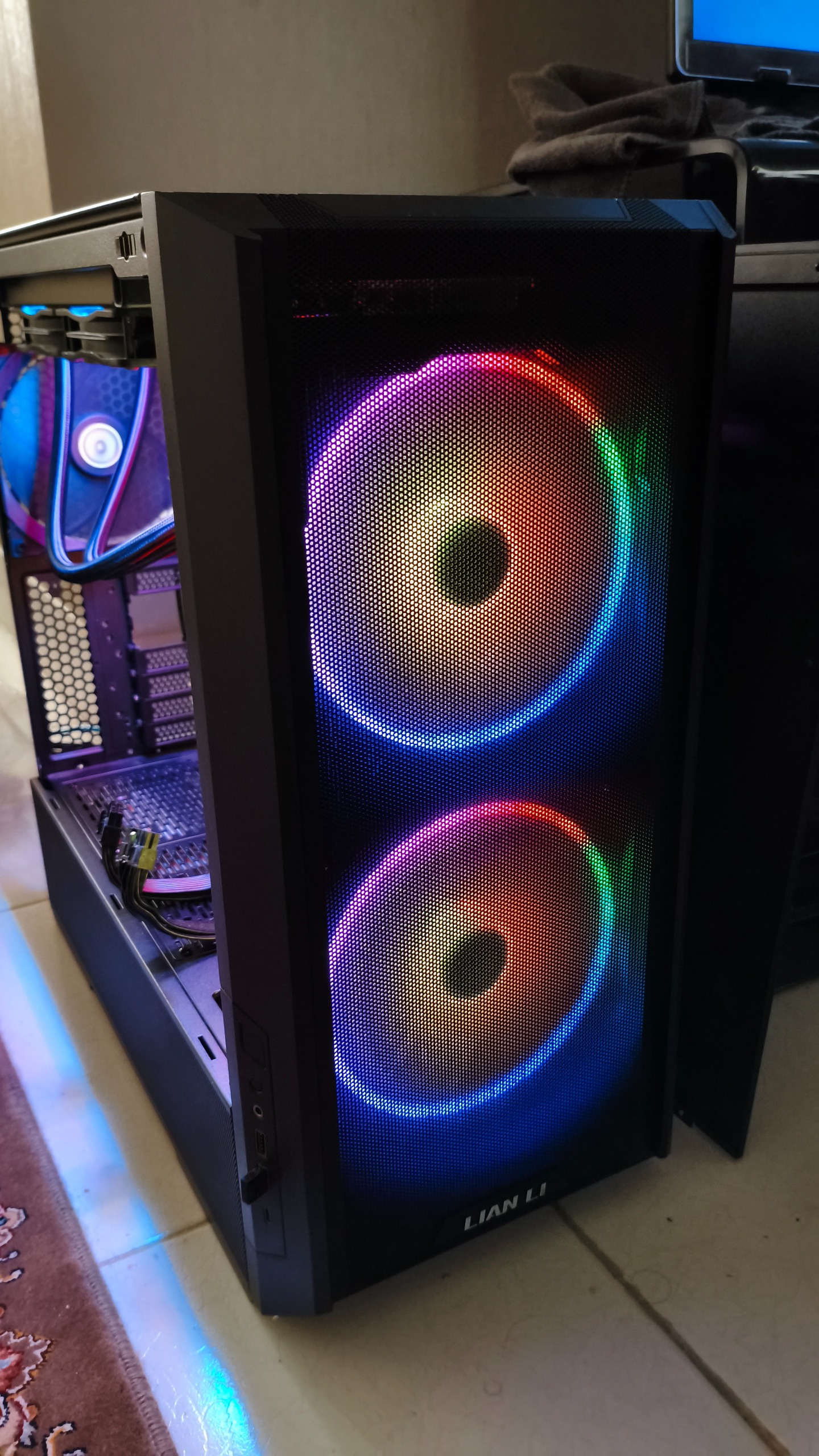 کیس کامپیوتر لیان لی Lancool 216