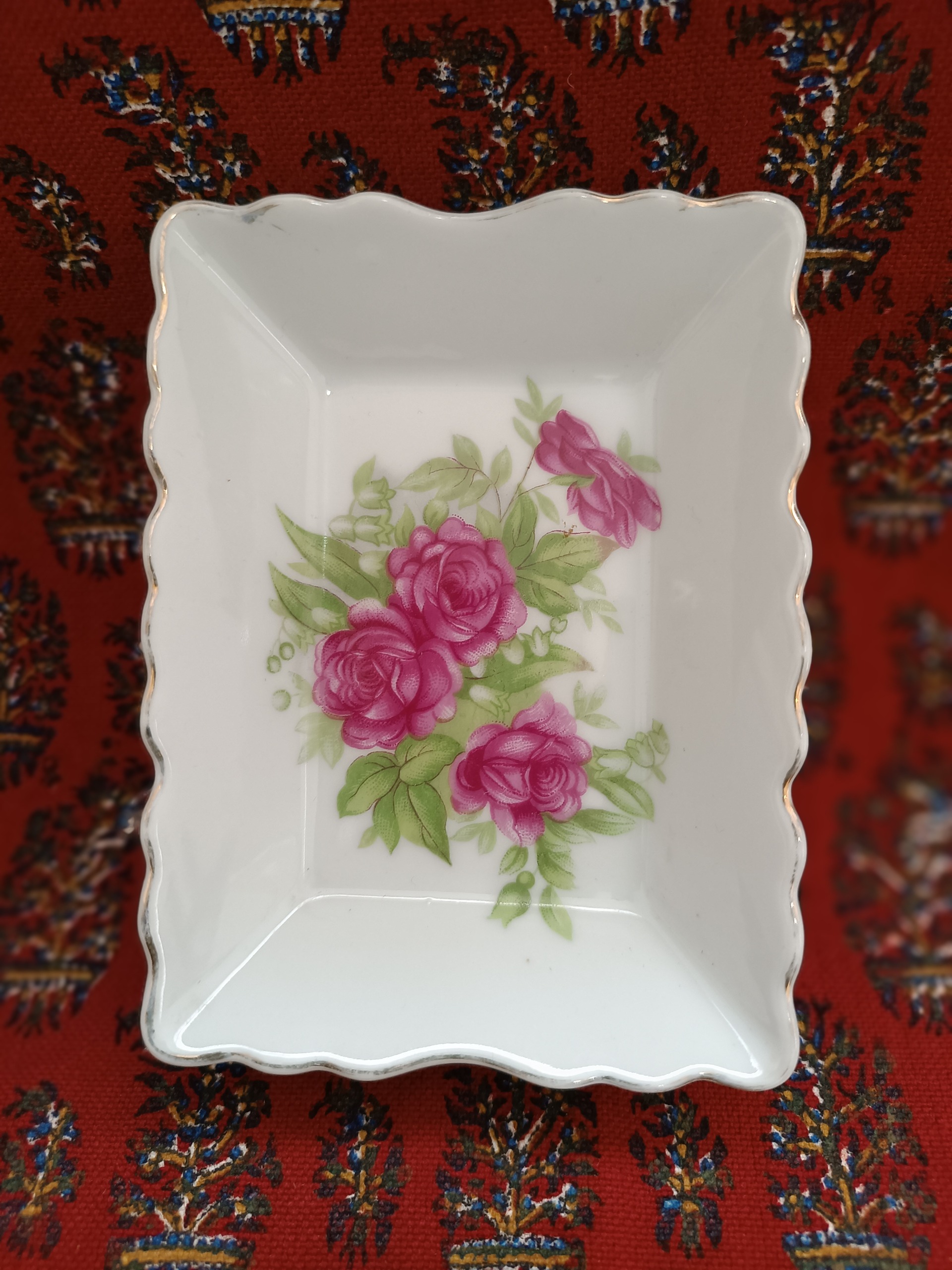 زیر سیگاری گل درشت گل سرخی قدیمی