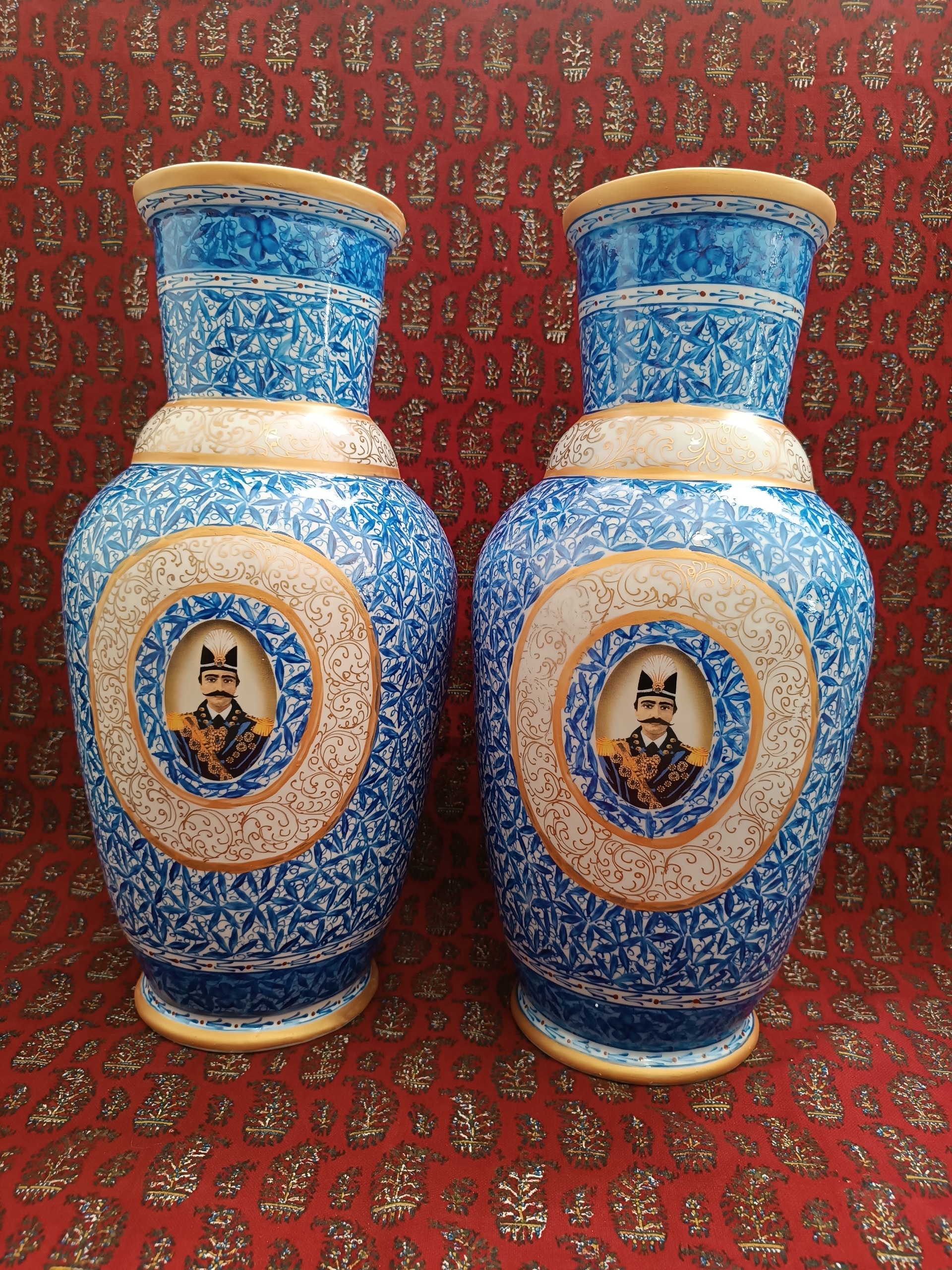 گلدان قلم آبی کنار سالنی