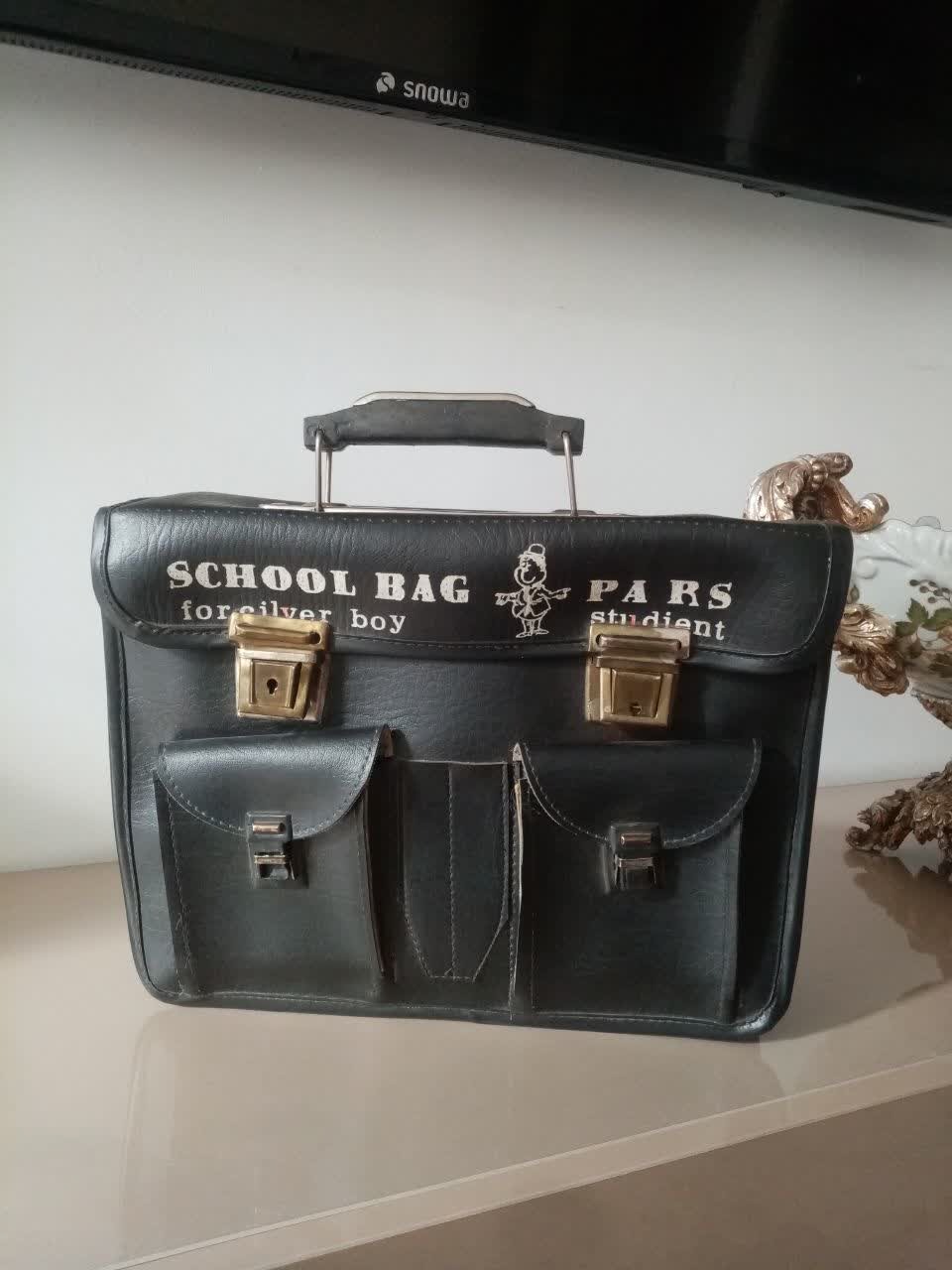 کیف قدیمی مدرسه ای