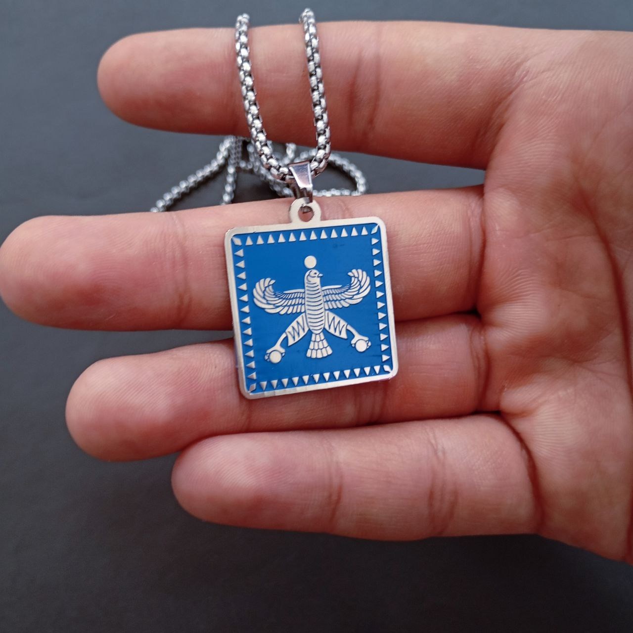 گردنبند درفش شهباز آبی