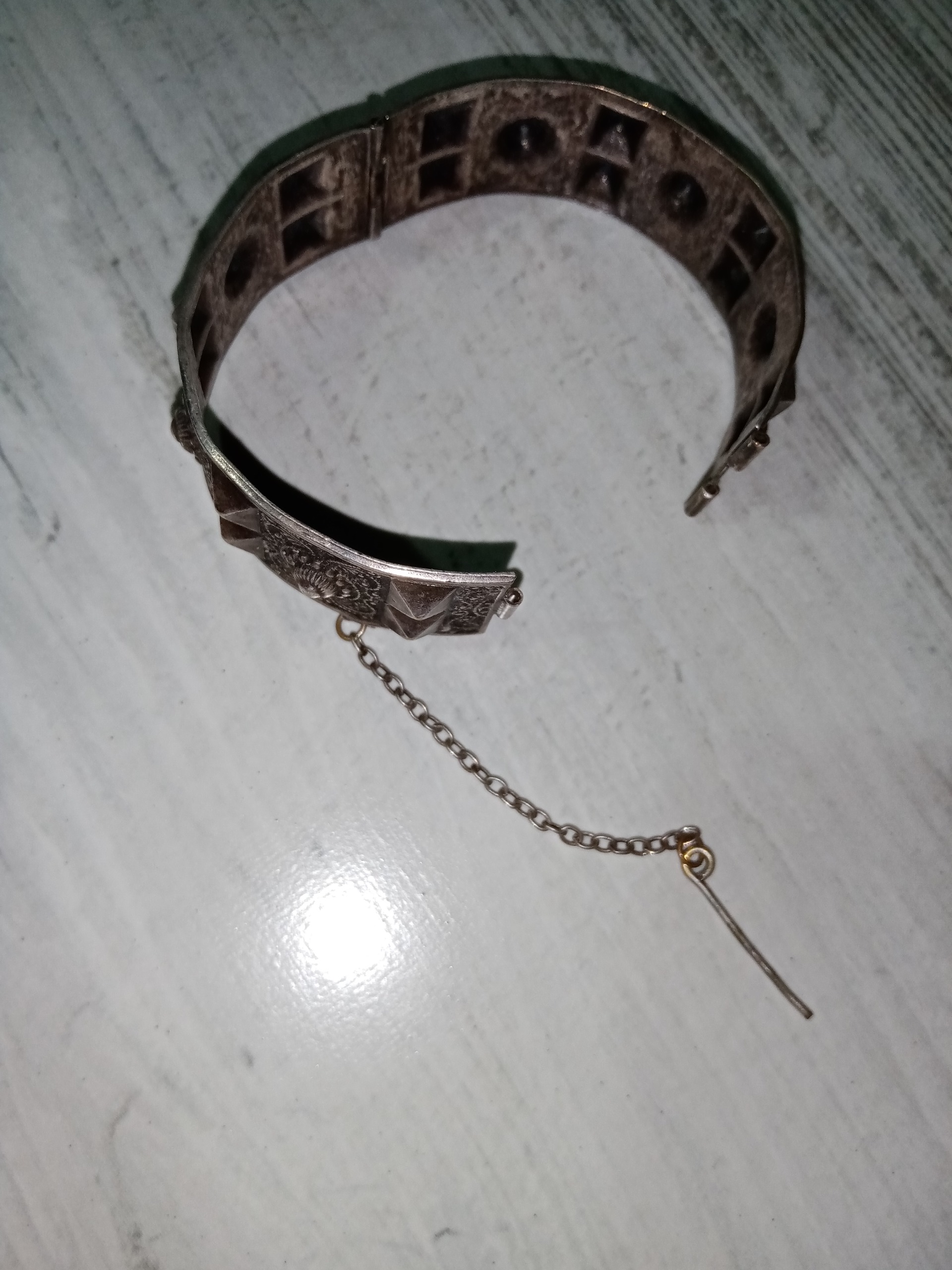 دستبند انتیک طرح برجسته قدیمی