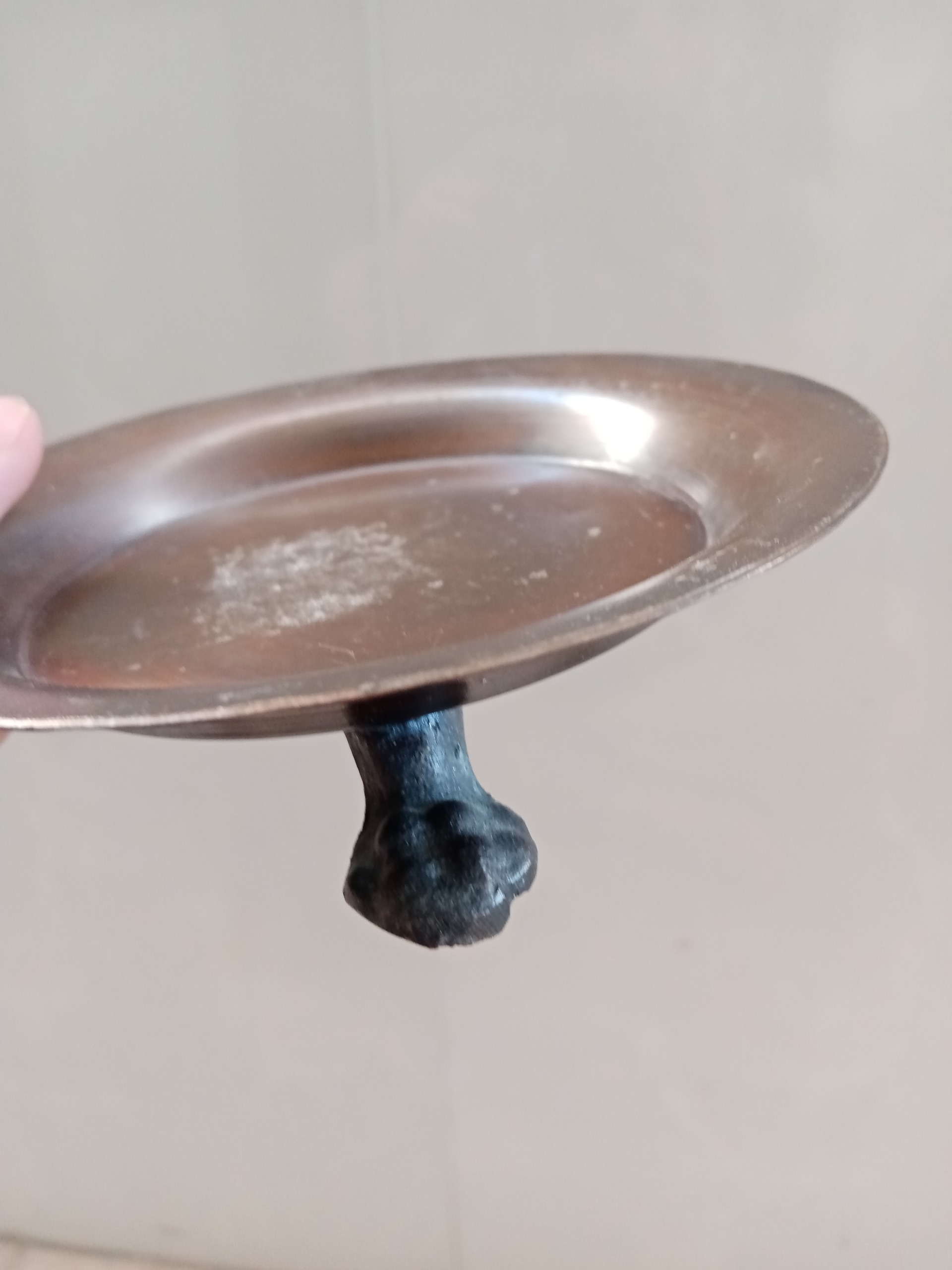 زیر سیگاری پایه دار قدیمی باطرح پای حیوان