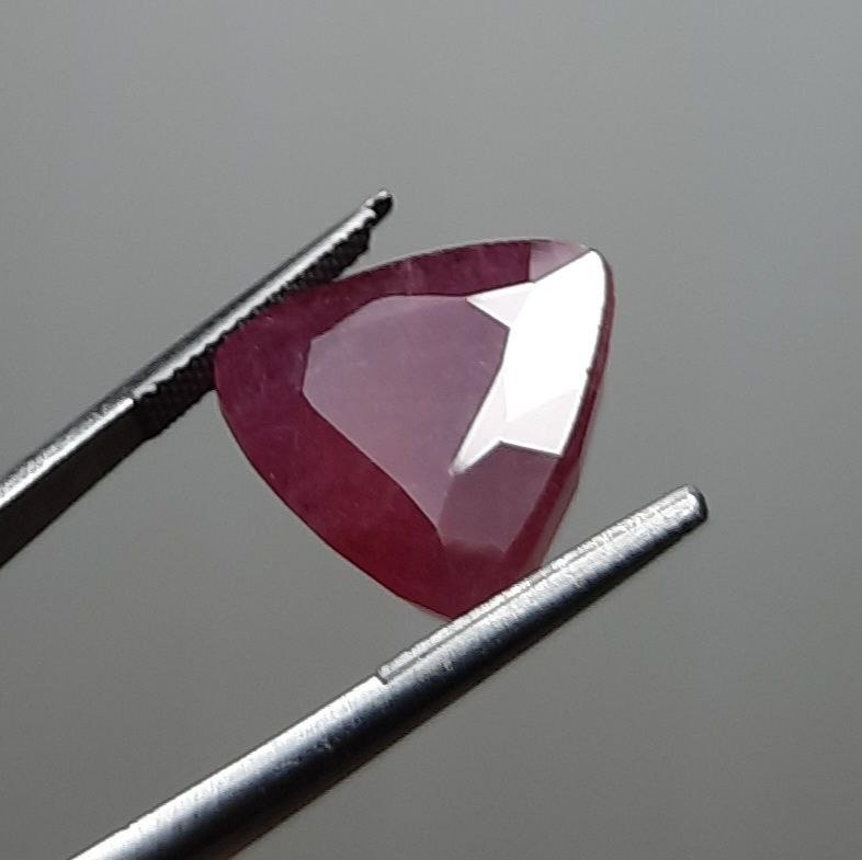 یاقوت سرخ اصل آفریقایی با تراش جواهری مثلثی خاص