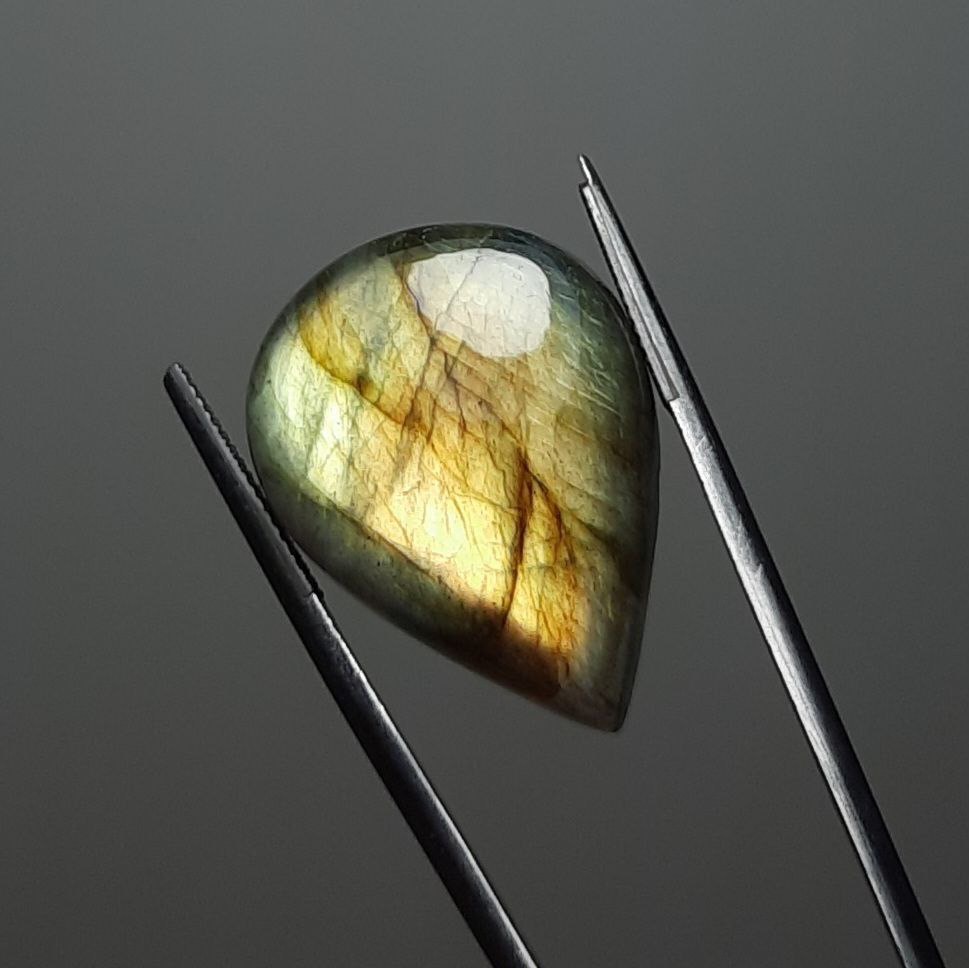 لابرادوریت پرطاووسی خوشرنگ اصل معدنی ماداگاسکار